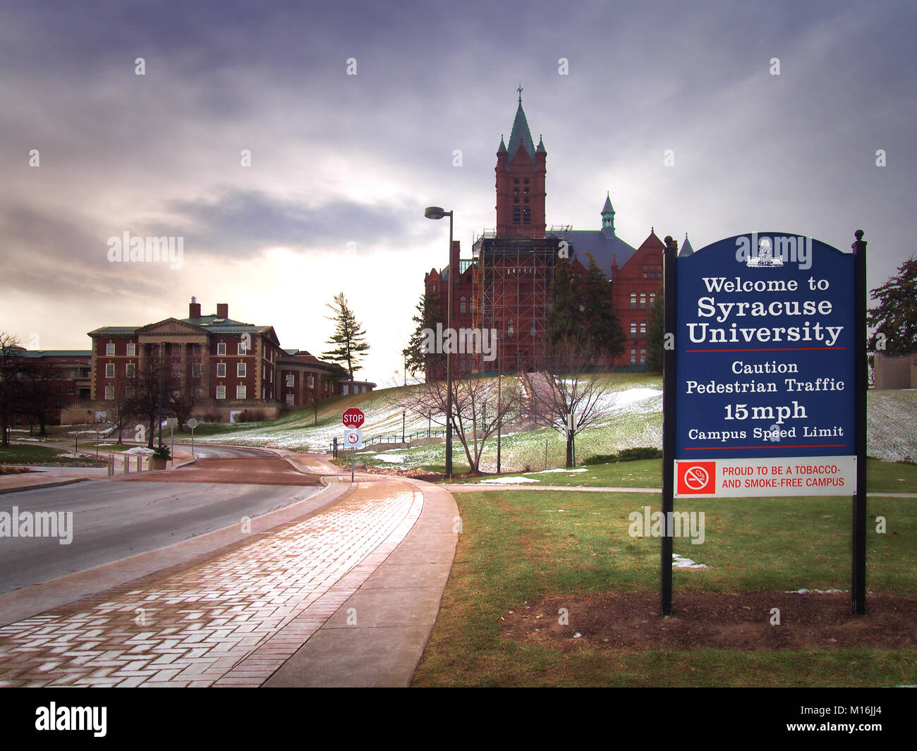In Syracuse, New York, USA. 27. Januar 2018. Einladendes Zeichen für die Syracuse University Campus auf Crouse Antrieb mit Maxwell Hall und Crouse Hochschule der V Stockfoto