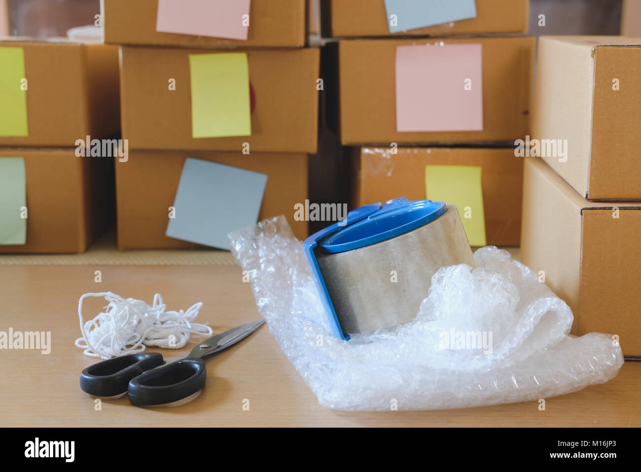 Verpackung Zubehör am Arbeitsplatz start small Business Owner. Karton Paket  für online verkaufen. des Unternehmers Verkäufer. e-commerce, Shi  Stockfotografie - Alamy