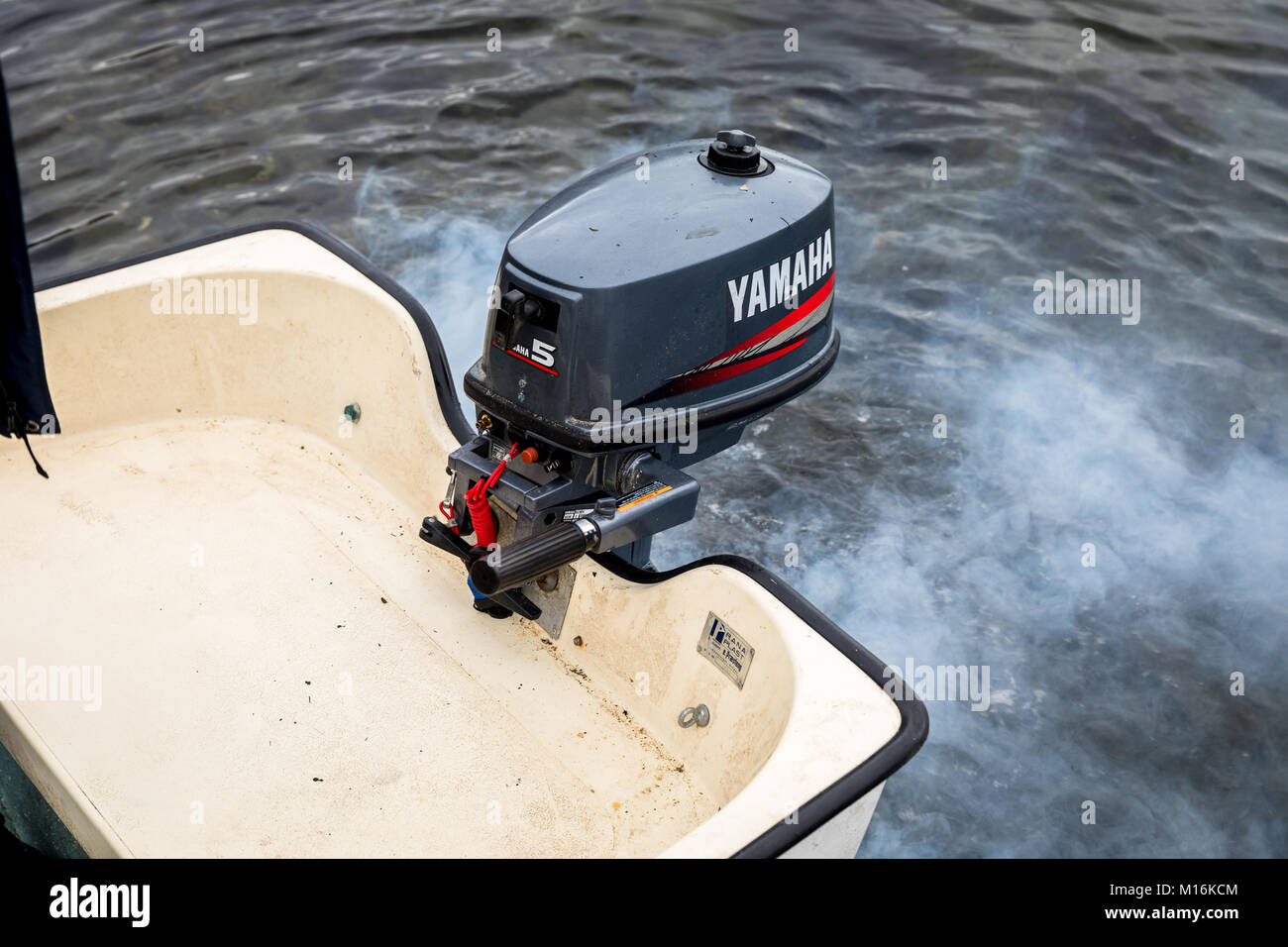 Haugesund, Norwegen - Januar 10, 2018: Die Inbetriebnahme einer Yamaha Außenbordmotor auf einem Motorboot, Rauch aus dem Motor. Stockfoto