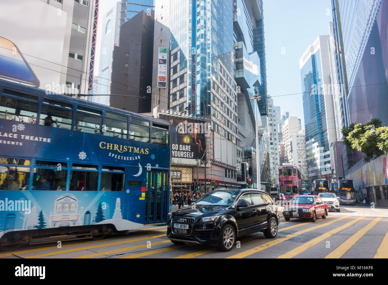 Hong Kong belebten Straße Szene mit Autos und Straßenbahn Stockfoto