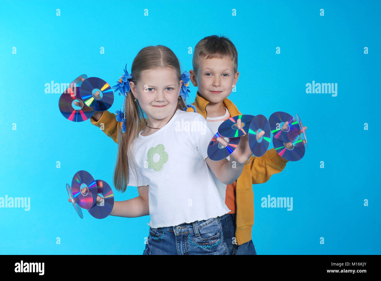 Das Mädchen und der Junge halten CD Stockfoto