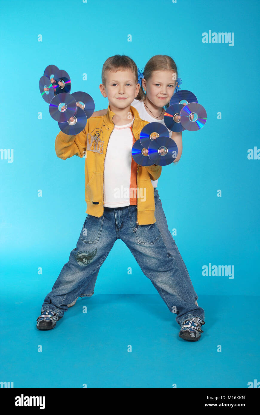 Das Mädchen und der Junge halten CD Stockfoto