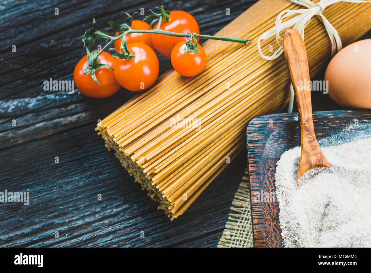 Italienische Küche mit Vollkorn-Pasta und Zutaten Stockfoto