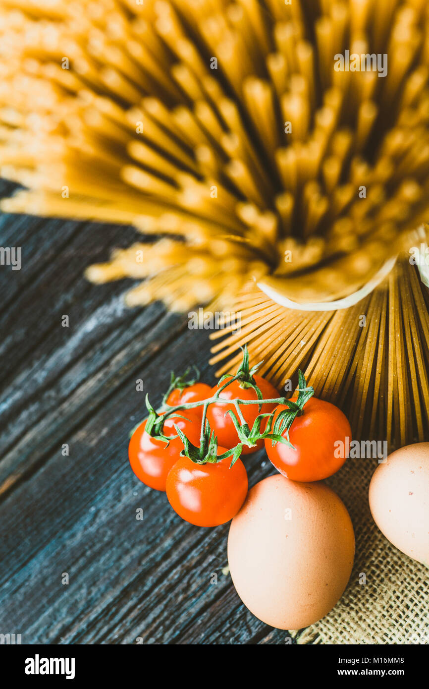 Italienische Küche mit Vollkorn-Pasta und Zutaten Stockfoto