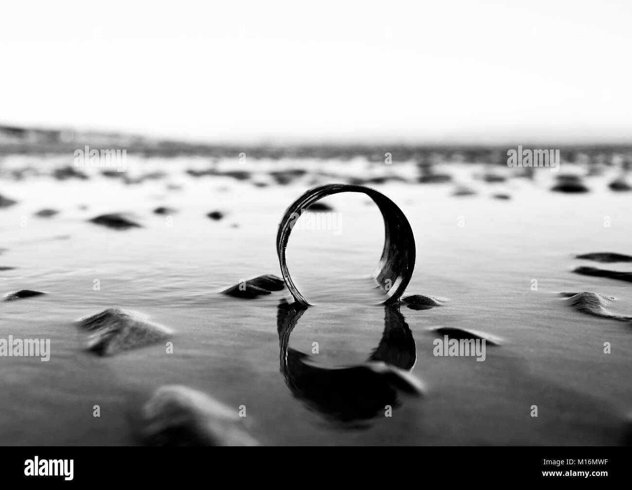 Ein kann auf einem Waliser Strand, Wales, UK verrostet Stockfoto