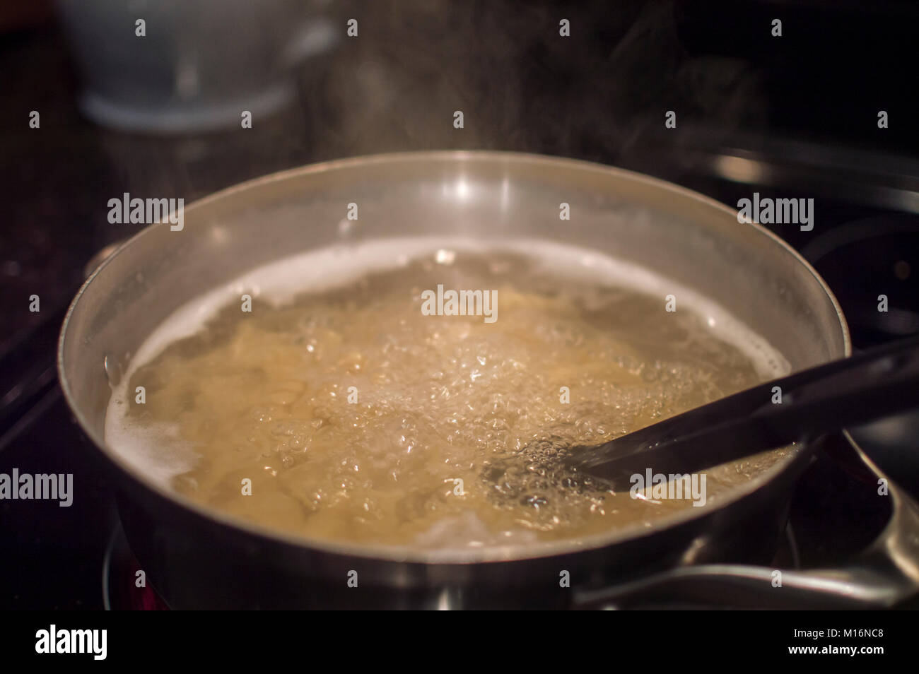 Nudeln kochen im Topf Stockfoto