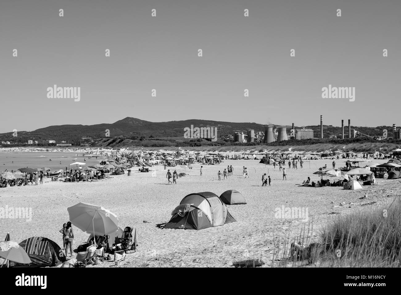 August 17, 2014. Rosignano Solvay, Toskana, Italien. Tausende von Touristen besuchen die "weißen Strände" in der Nähe der Solvay chemische Fabrik, verantwortlich für t Stockfoto