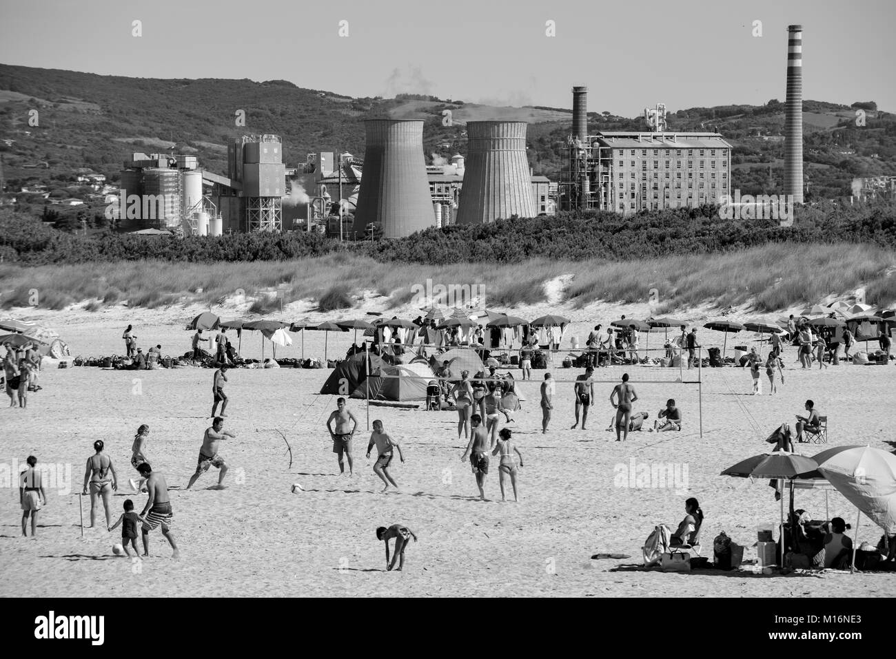 August 17, 2014. Rosignano Solvay, Toskana, Italien. Tausende von Touristen besuchen die "weißen Strände" in der Nähe der Solvay chemische Fabrik, verantwortlich für t Stockfoto