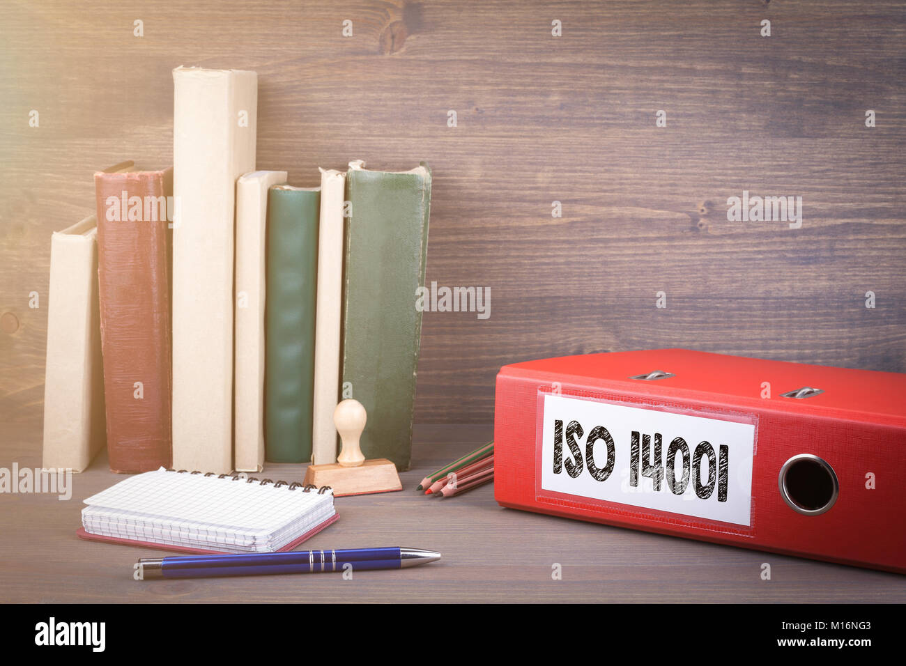 ISO 14001. Binder am Schreibtisch im Büro. Business Hintergrund Stockfoto
