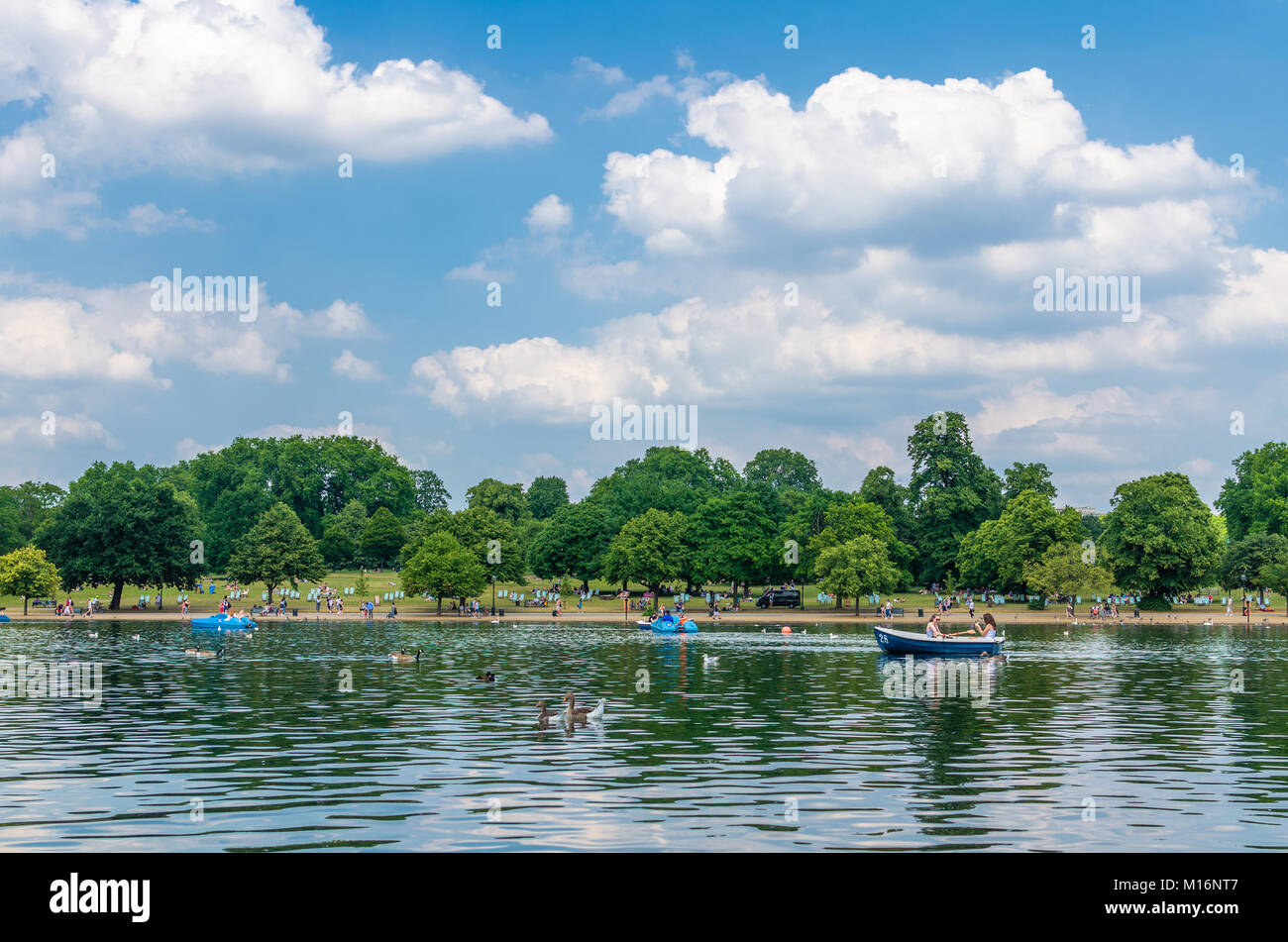 Londonern und Touristen genießen das warme Wetter auf der Serpentine am Hyde Park, London, England Stockfoto