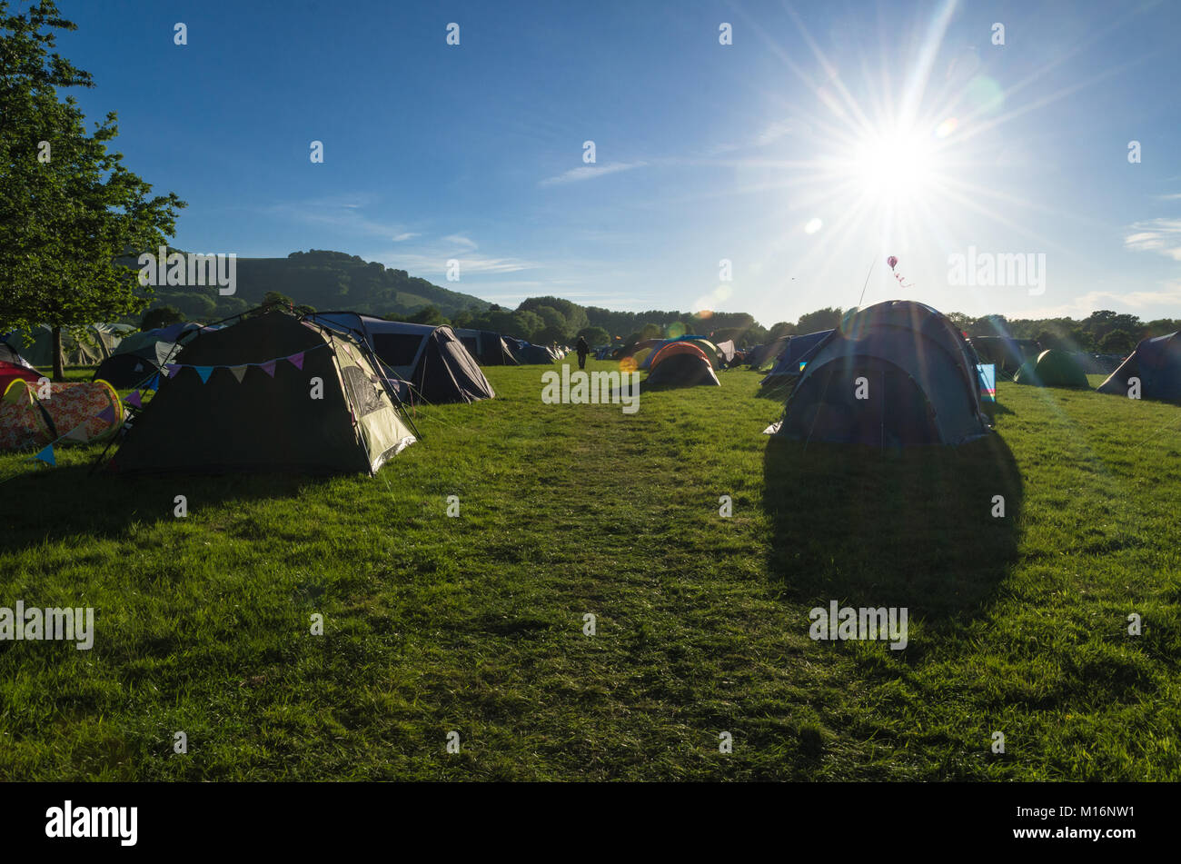 Silhouette von Camping Zelte auf einem Sommercamp in der Landschaft Stockfoto