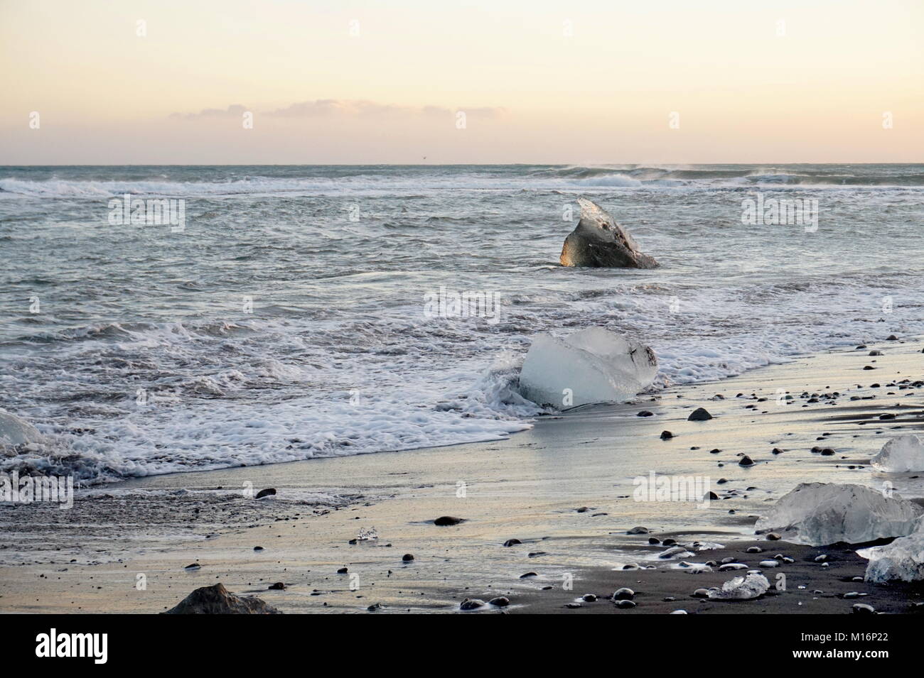 Eis Abwasch auf den vulkanischen schwarzen Sandstrand in der Nähe der Jökulsárlón Gletscher Stockfoto