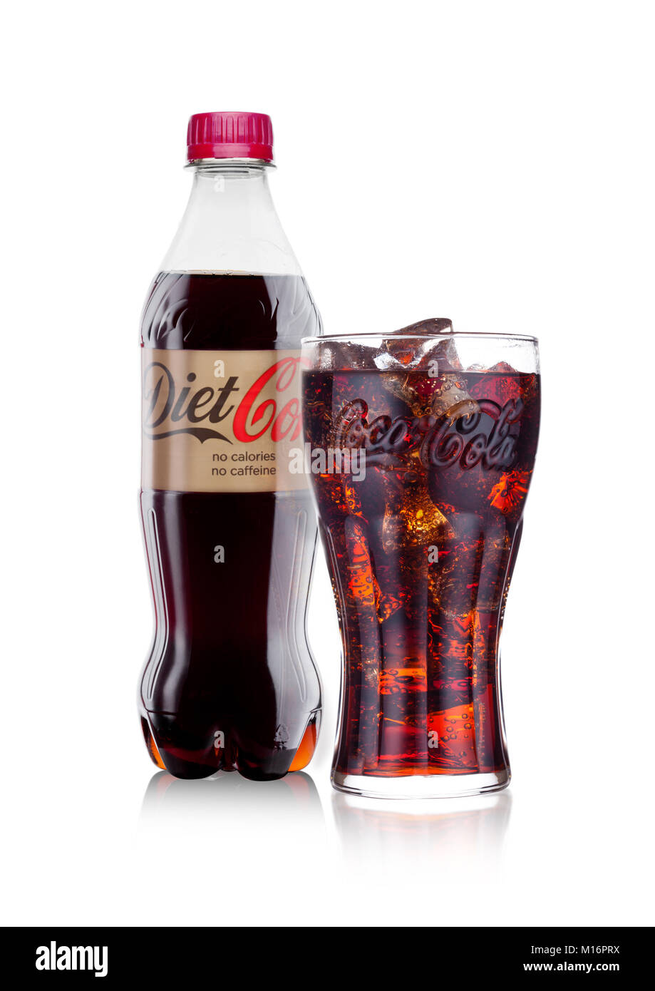 LONDON, UK, 24. JANUAR 2018: Flasche und Glas der Diät kein Koffein Coca-Cola auf weißem Hintergrund. Coca-Cola ist einer der beliebtesten Soda Produkte Stockfoto