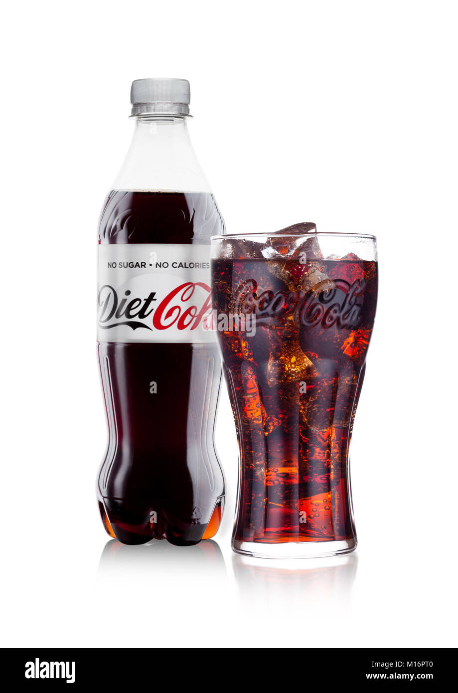 LONDON, UK, 24. JANUAR 2018: Flasche und Glas Diät Coca-Cola auf weißem Hintergrund. Coca-Cola ist einer der beliebtesten Soda Produkte in der Welt Stockfoto