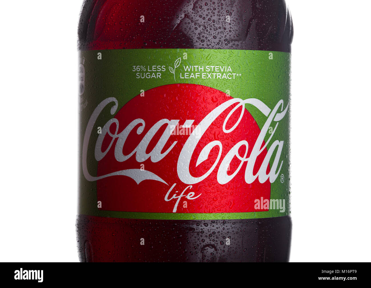 LONDON, UK, 24. JANUAR 2018: Etikett des Lebens Coca-Cola auf weißem Hintergrund. Coca-Cola ist einer der beliebtesten Soda Produkte in der Welt. Stockfoto