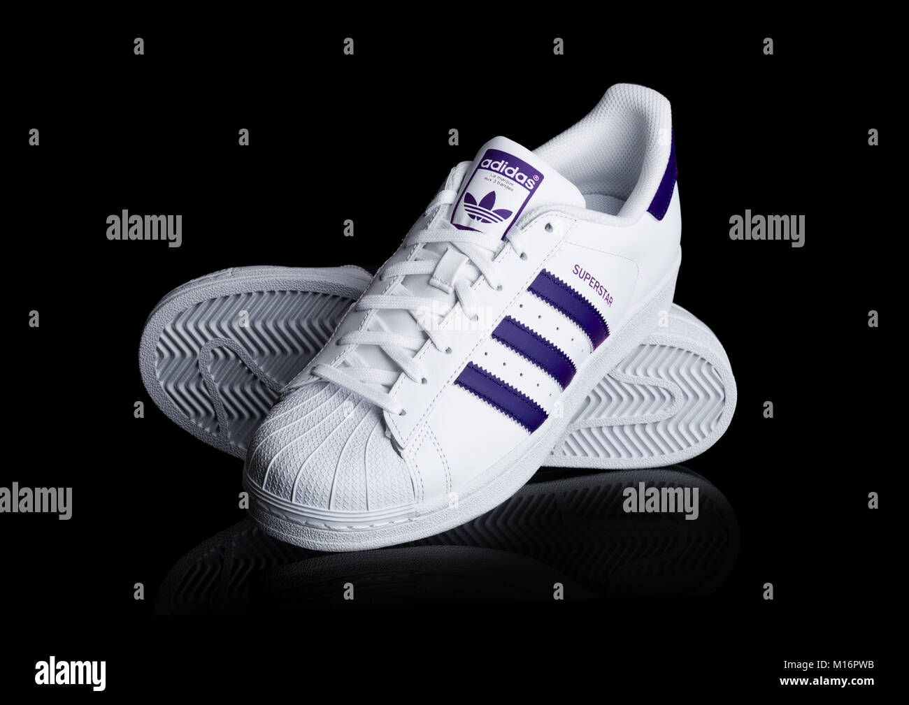 LONDON, UK, 24. JANUAR 2018: Adidas Superstar blau Schuhe auf schwarzen  Hintergrund. Deutsche multinationale Unternehmen, die Design und  Herstellung Stockfotografie - Alamy