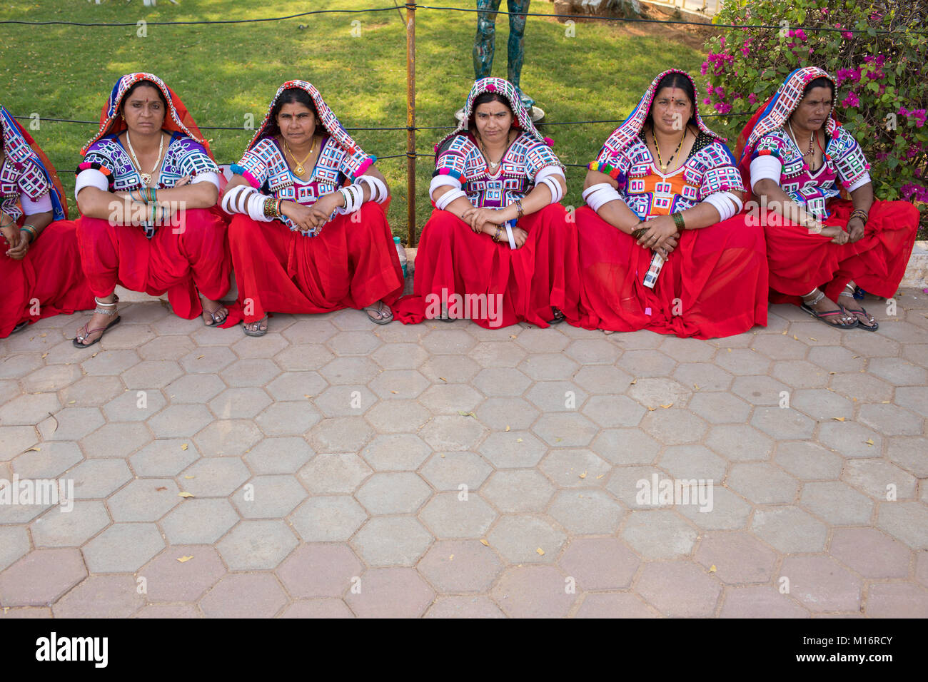 Indische Frauen namens Lambadas bei Hyderabad Literary Festival in Hyderabad, Indien. Stockfoto