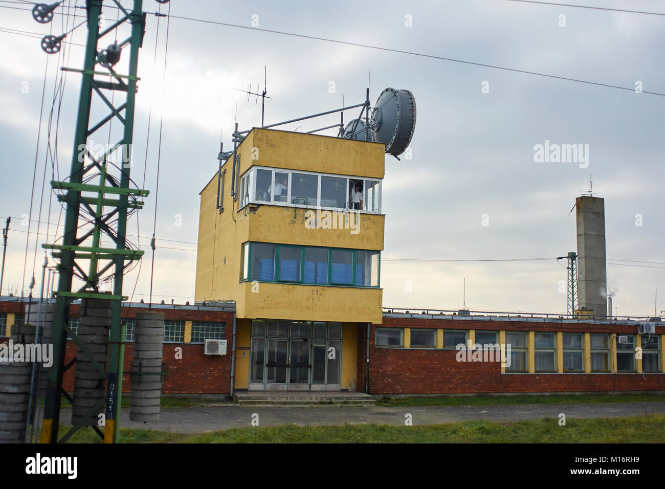 Eine sowjetische ära Kommunikation Station neben der Schiene Linien im ländlichen Ungarn mit zwei Arbeiter im Fenster Stockfoto