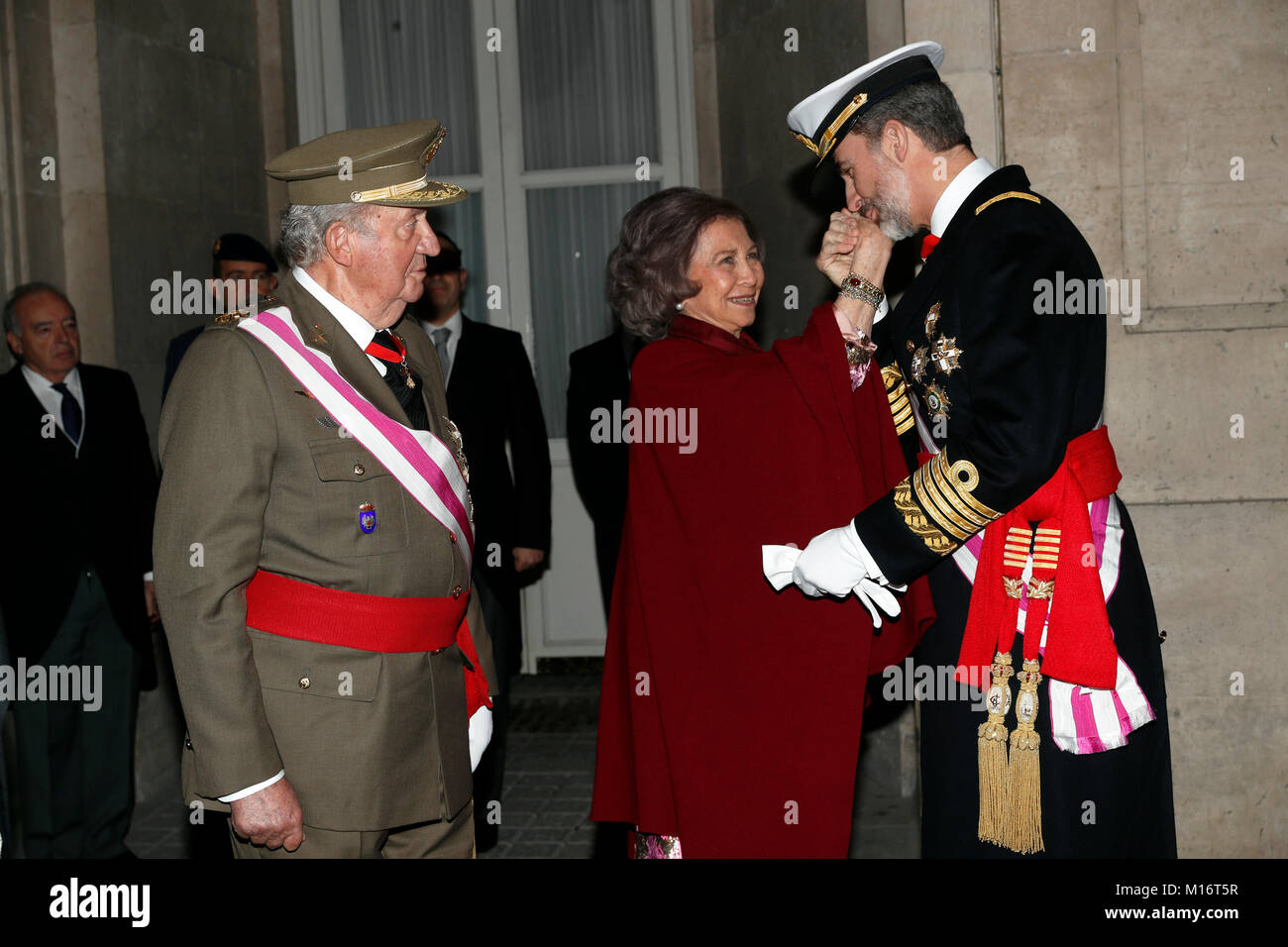 Spanischen König Felipe VI mit ehemaligen Könige Juan Carlos und Sofia während der militärischen Ostern 2018 RoyalPalace in Madrid am Samstag, den 6. Januar 2017. © Casa de Su Caridad el Rey Credit: Gtres Información más Comuniación auf Linie, S.L./Alamy leben Nachrichten Stockfoto