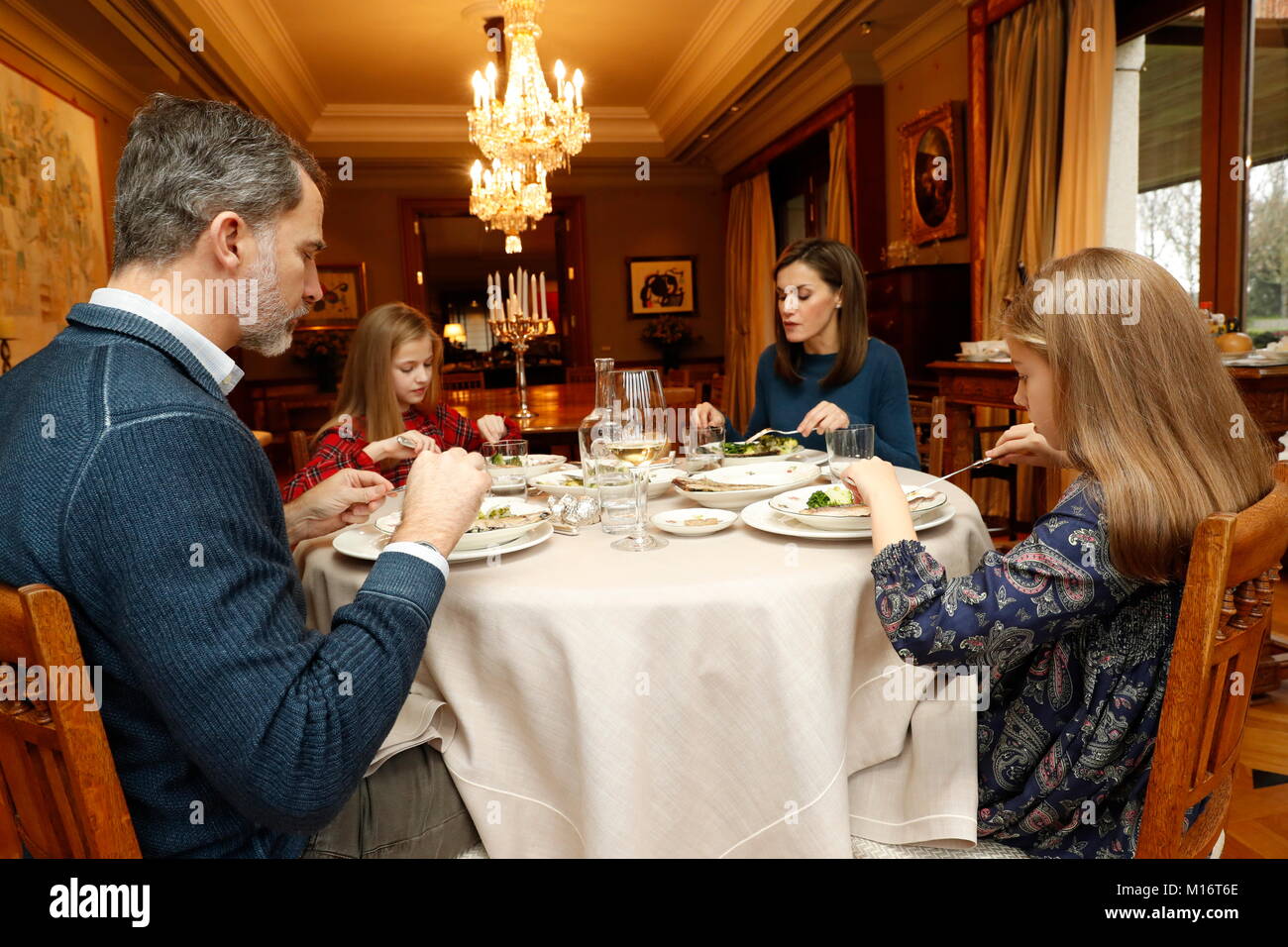 Spanischen Könige Felipe VI und Letizia Ortiz mit ihren Töchtern Leonor und Sofia von Borbón zu Hause in Madrid © Casa de Su Caridad el Rey Credit: Gtres Información más Comuniación auf Linie, S.L./Alamy leben Nachrichten Stockfoto