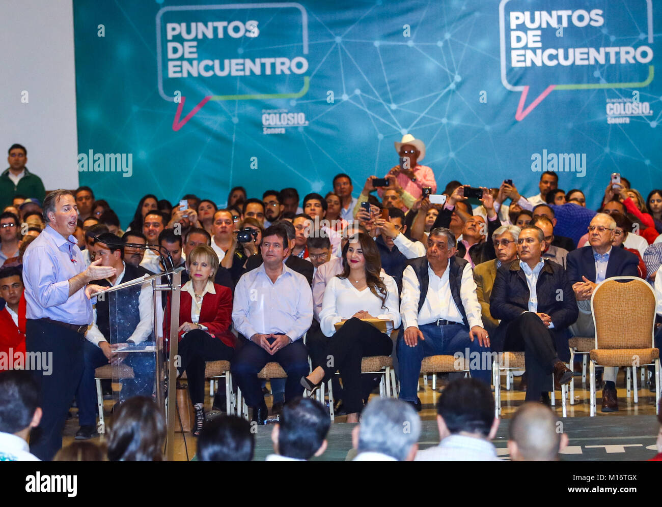 Jose Antonio Meade Kuribreña precandidate für die Präsidentschaft der Republik von der Partei der Institutionalisierten Revolution, PRI, nahmen an der fünften Sitzung Punkte Forum: Mexiko nachhaltige Energie, wo er von Manlio Fabio Beltrones Rivera begleitet wurde. Parthenon Halle des Santorian Hotel von Hermosillo Sonora am 26. Januar 2018. (Foto: Luis Gutierrez/NortePhoto.com) Stockfoto