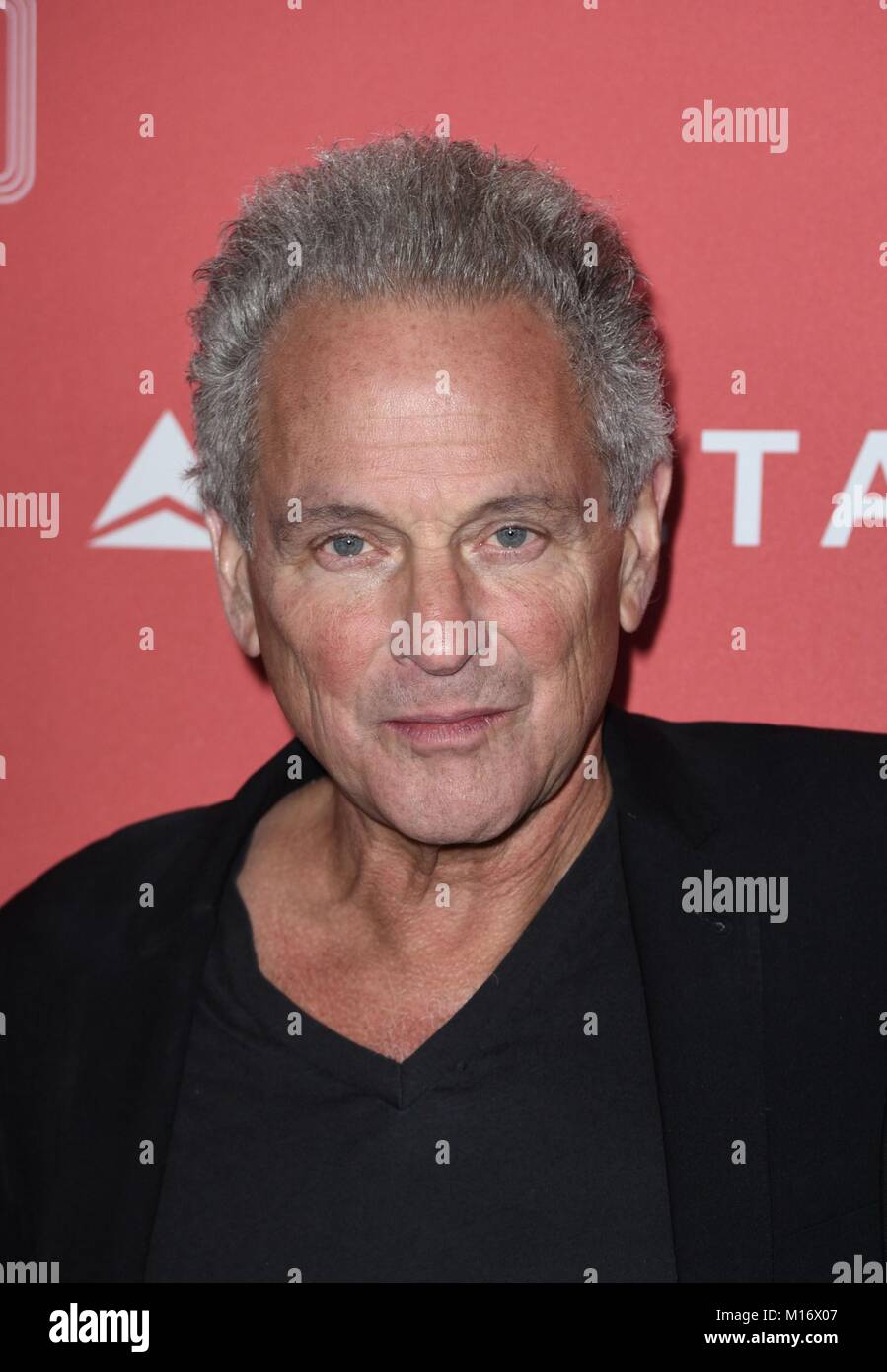 Fleetwood Mac, Lindsey Buckingham in der Ankunftshalle für 2018 MusiCares Person des Jahres, Radio City Music Hall, New York, NY 26. Januar 2018. Foto von: Derek Sturm/Everett Collection Stockfoto