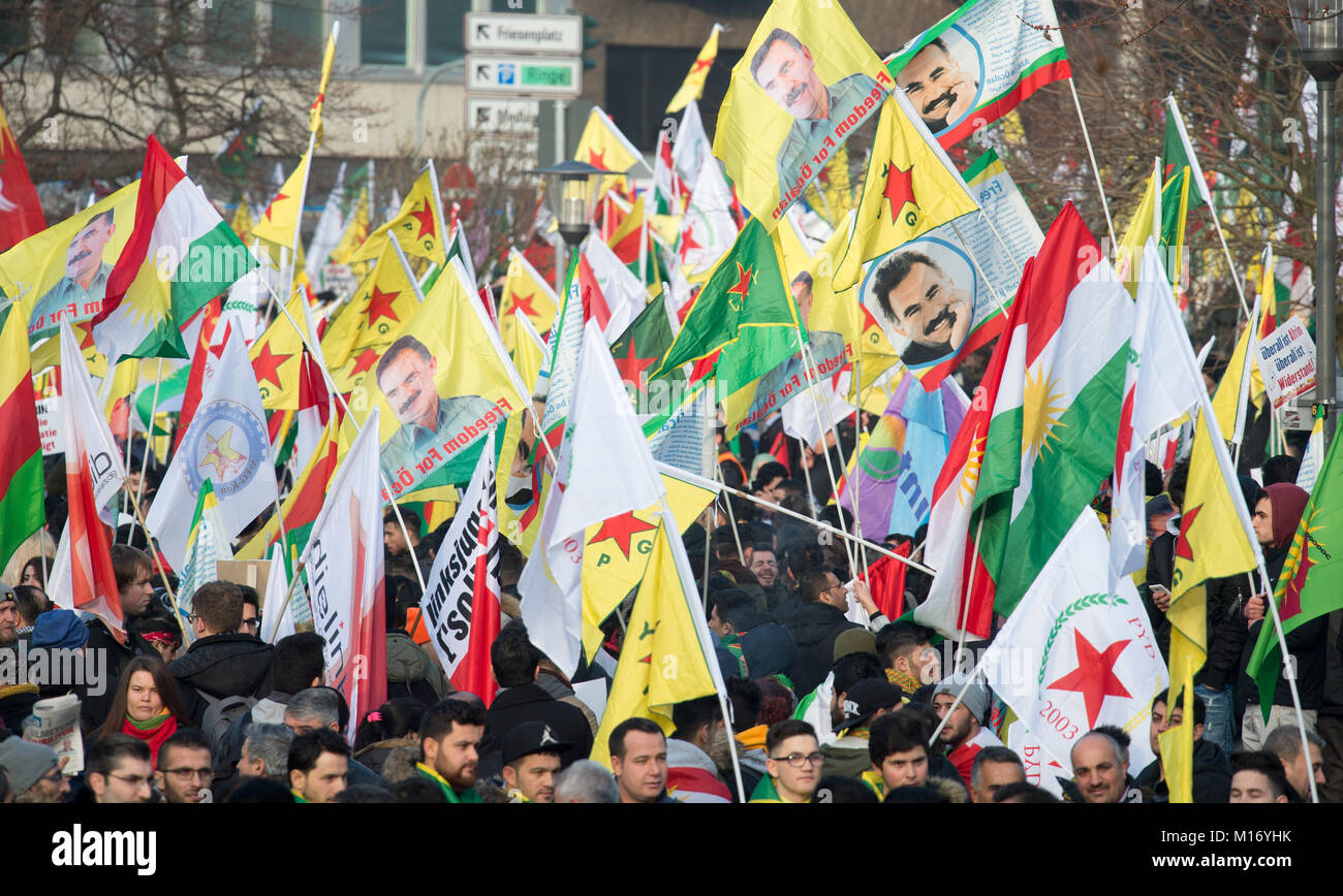 Köln, Deutschland, 27. Januar 2018. Köln, Deutschland, 27. Januar 2018. Die Teilnehmer halten kurdischen Fahnen auf eine kurdische Demonstration gegen die türkische Militäroffensive im Norden Syriens am Ebertplatz in Köln, Deutschland, 27. Januar 2018. Mehrere der flags Funktion das Bild des inhaftierten PKK-Führer Öcalan. Foto: Rainer Jensen/dpa Quelle: dpa Picture alliance/Alamy leben Nachrichten Stockfoto