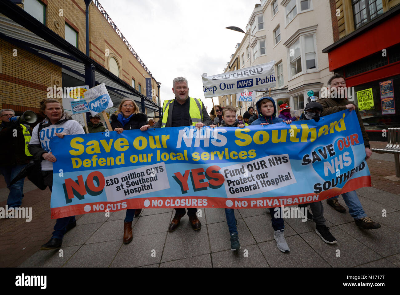 Die Demonstranten zeigten gegen Abbau und Umstrukturierung von Mitte und Süd Essex Nachhaltigkeit und Transformation Partnerschaft STP, die £ 30 Mio. aus den Jahreshaushalt Southend Krankenhaus zu schneiden Stockfoto