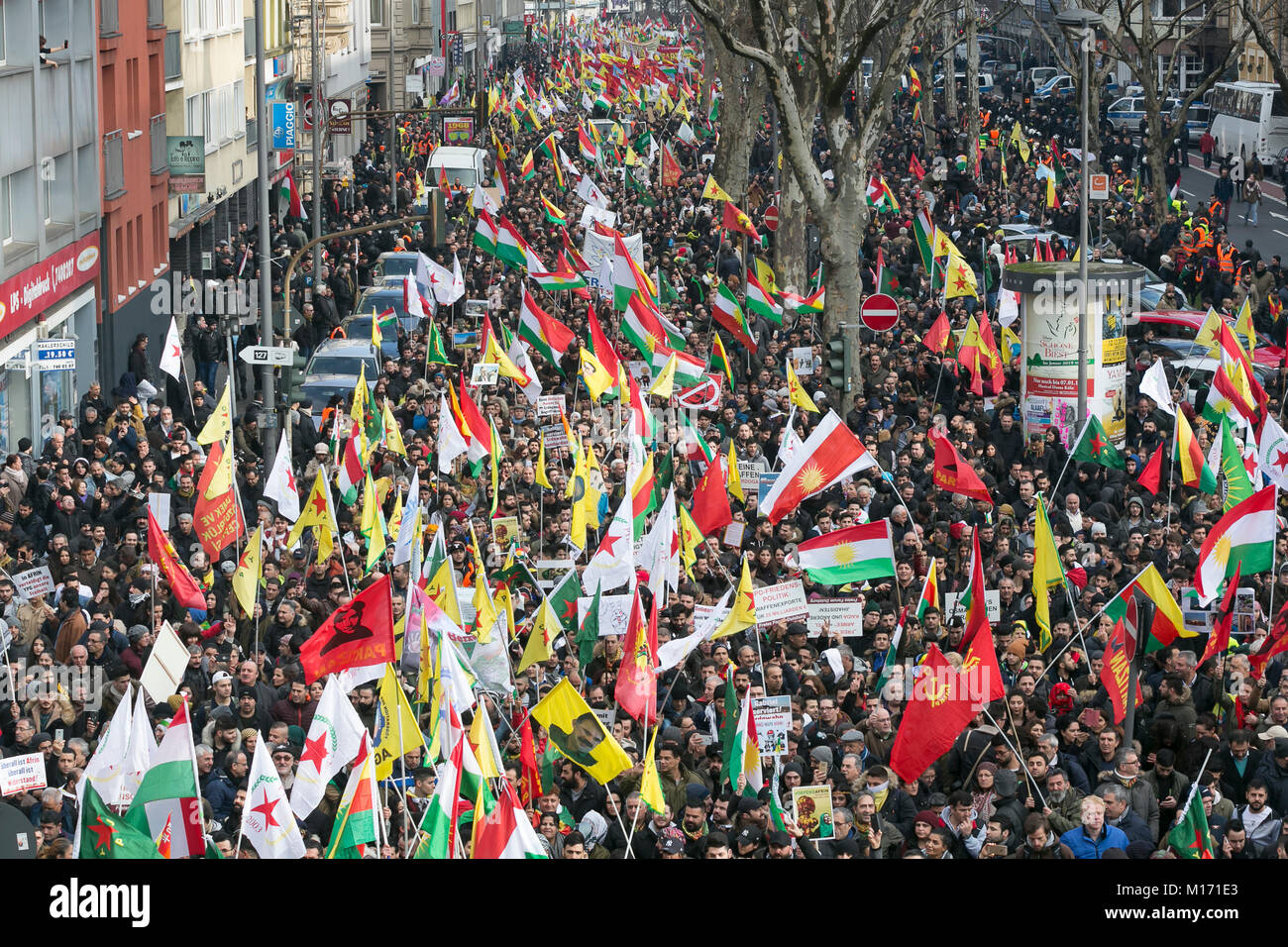 Köln, Deutschland. 27. Januar, 2018. Etwa 20.000 Kurden protestieren gegen die türkische Militäroffensive im Norden Syriens im Stadtzentrum von Köln Quelle: Guido Schiefer/Alamy leben Nachrichten Stockfoto