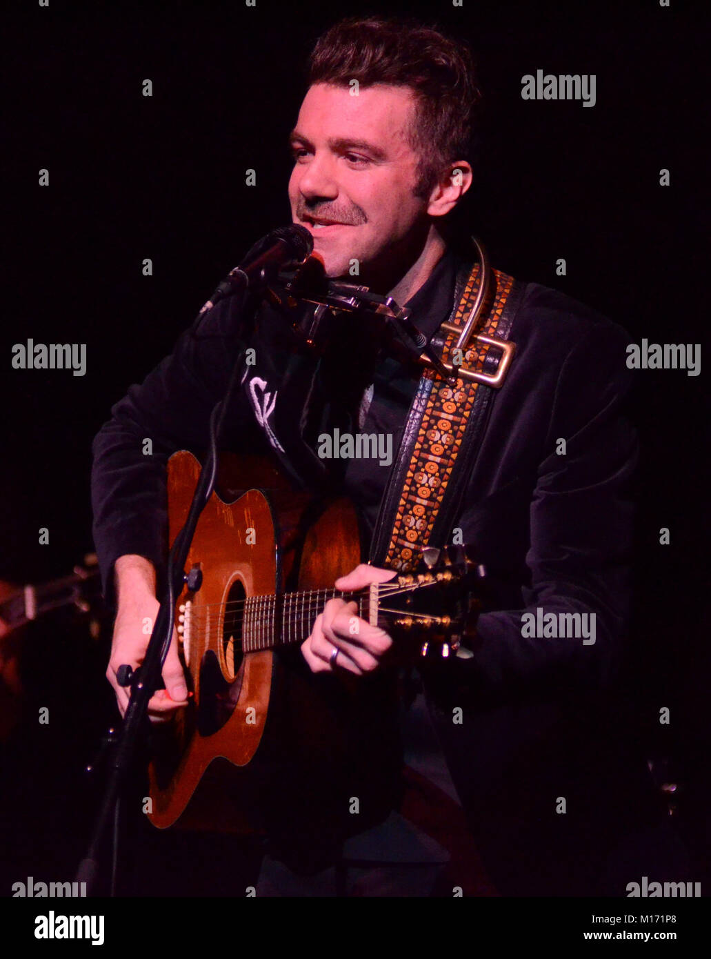 Ann Abor, Michigan, USA. 26 Jan, 2018. Singer Songwriter Stephen Kellogg führt während der Ann Arbor Folk Festival bei Hill Auditorium in Ann Abor, Michigan. Ricky Bassman/CSM/Alamy leben Nachrichten Stockfoto