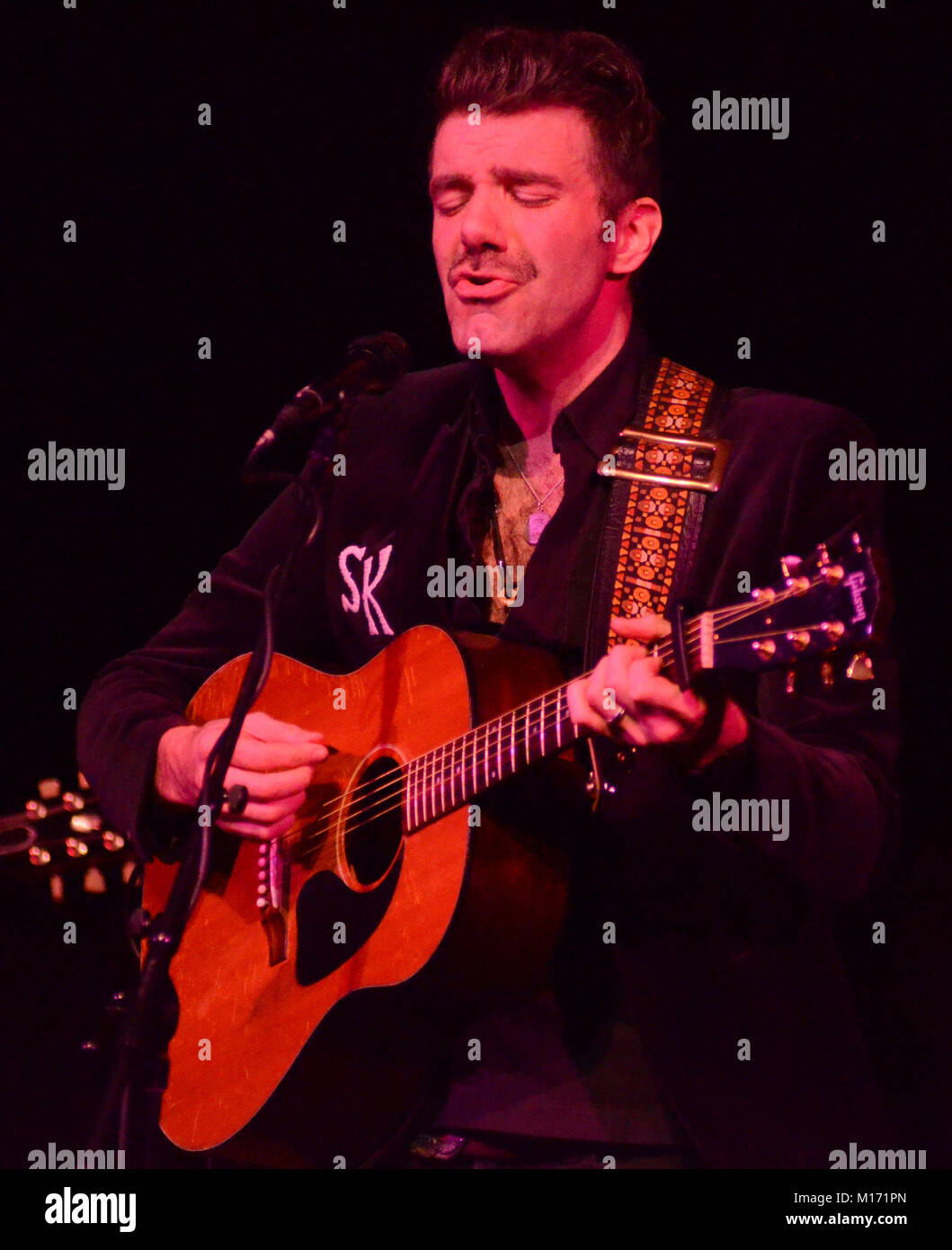 Ann Abor, Michigan, USA. 26 Jan, 2018. Singer Songwriter Stephen Kellogg führt während der Ann Arbor Folk Festival bei Hill Auditorium in Ann Abor, Michigan. Ricky Bassman/CSM/Alamy leben Nachrichten Stockfoto
