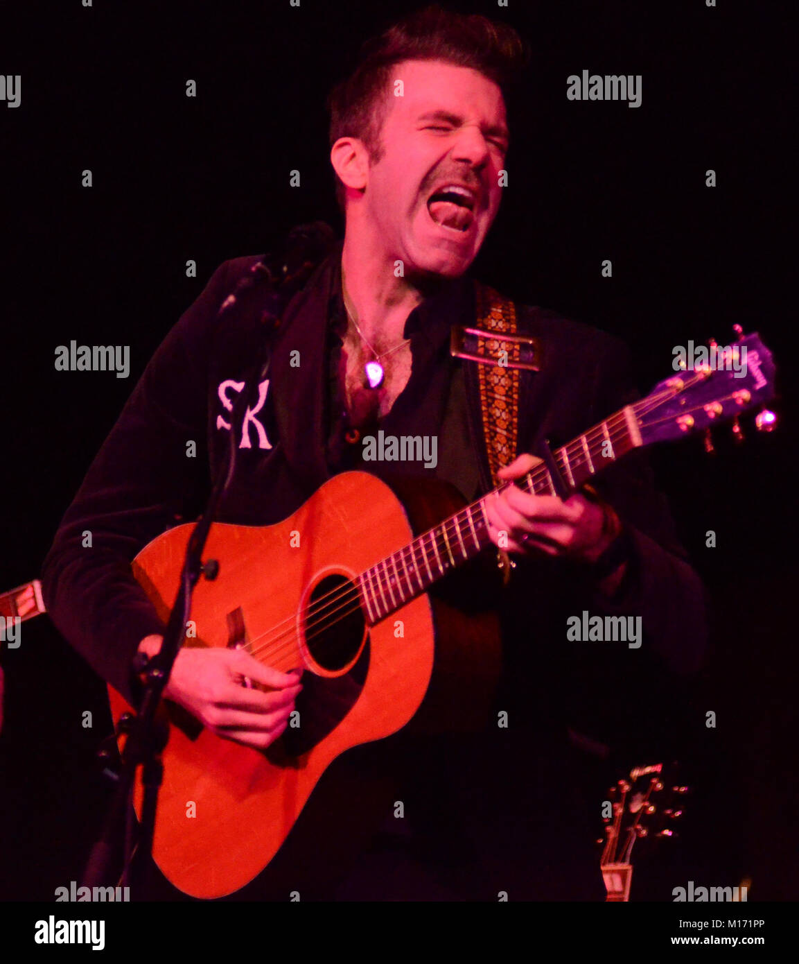 Ann Abor, Michigan, USA. 26 Jan, 2018. Singer Songwriter Stephen Kellogg führt während der Ann Arbor Folk Festival bei Hill Auditorium in Ann Abor, Michigan. Ricky Bassman/CSM/Alamy leben Nachrichten Stockfoto