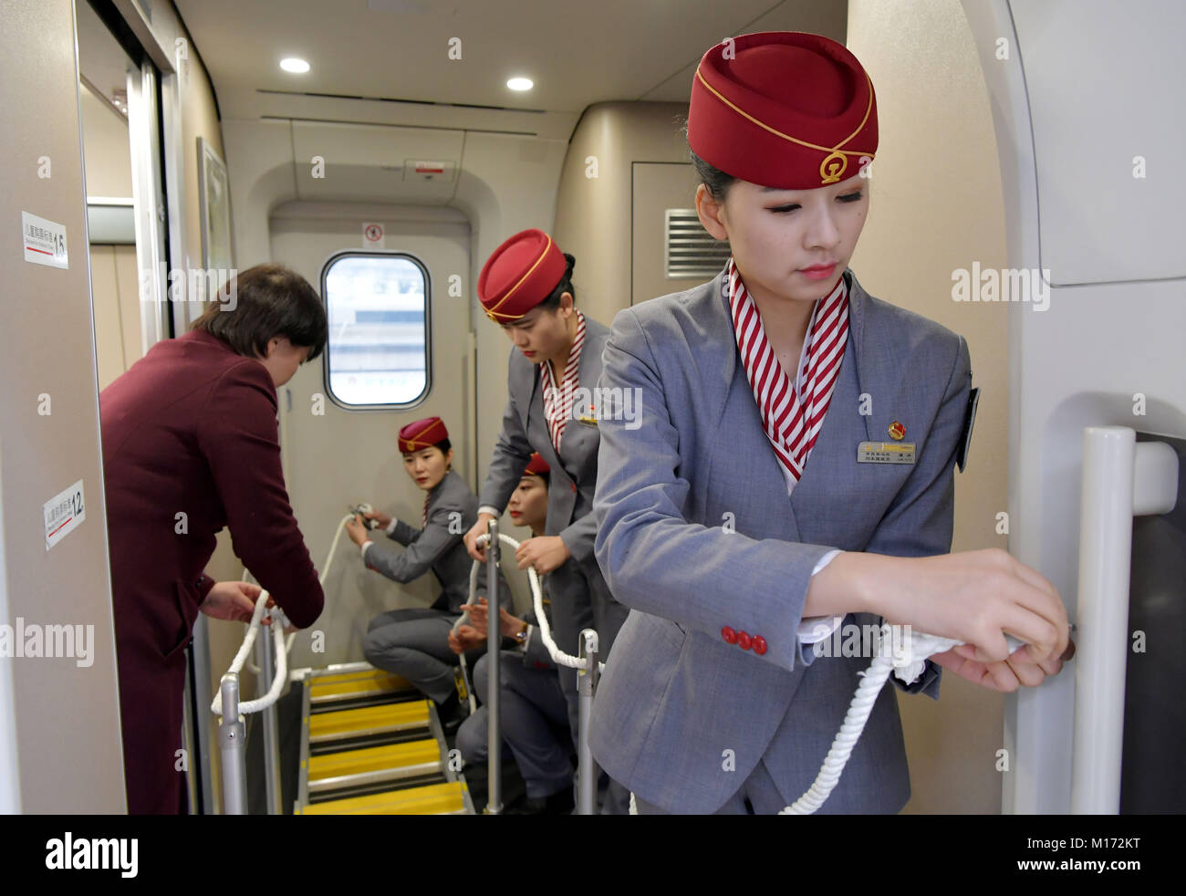 Nanchang, China's Jiangxi Province. 27 Jan, 2018. Mitglieder des Fahrpersonals von Nanchang Personenverkehr Abteilung nehmen Sie Teil an den Safety Training in Nanchang West Railway Station, im Osten der chinesischen Provinz Jiangxi, Jan. 27, 2018. Etikette training, Sicherheitstraining und Notfallmaßnahmen Übung wurden von Nanchang Personenverkehr Abteilung hielt die Sicherheit und Laufruhe des Straßenverkehrs während der bevorstehenden Reise rush für das Frühlingsfest oder chinesische Mondjahr zu garantieren. Credit: Peng Zhaozhi/Xinhua/Alamy leben Nachrichten Stockfoto