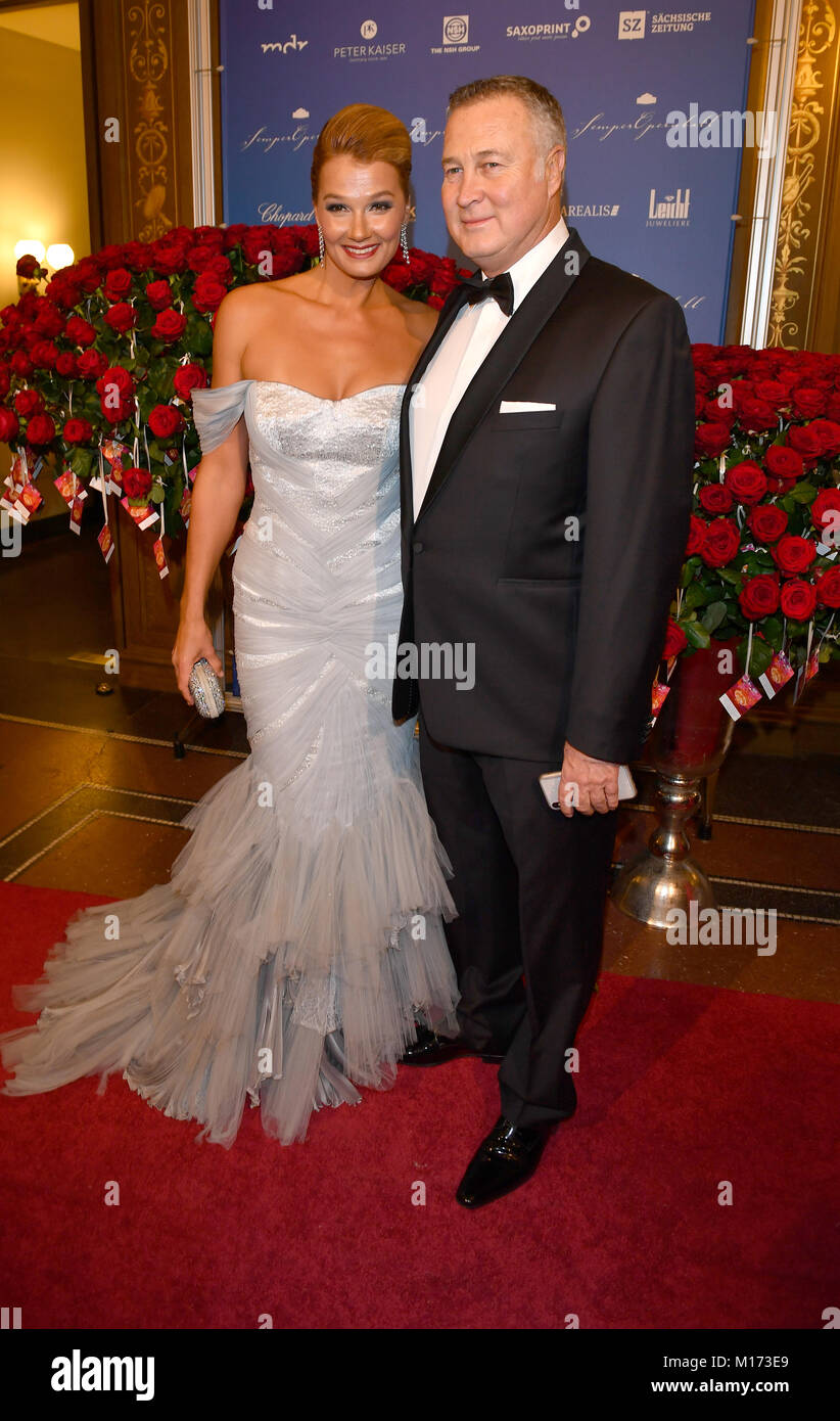Dresden, Deutschland. 26 Jan, 2018. Ehemalige deutsche Schwimmerin Franziska Van Ginneken und ihr Partner Juergen B. Härter am 13 Semper Opernball in Dresden, Deutschland, 26. Januar 2018. Das diesjährige Motto des Semper Opernball wird als "magischen Dresden - der Ball Glück bringt." Foto: Jens Kalaene/dpa/Alamy leben Nachrichten Stockfoto