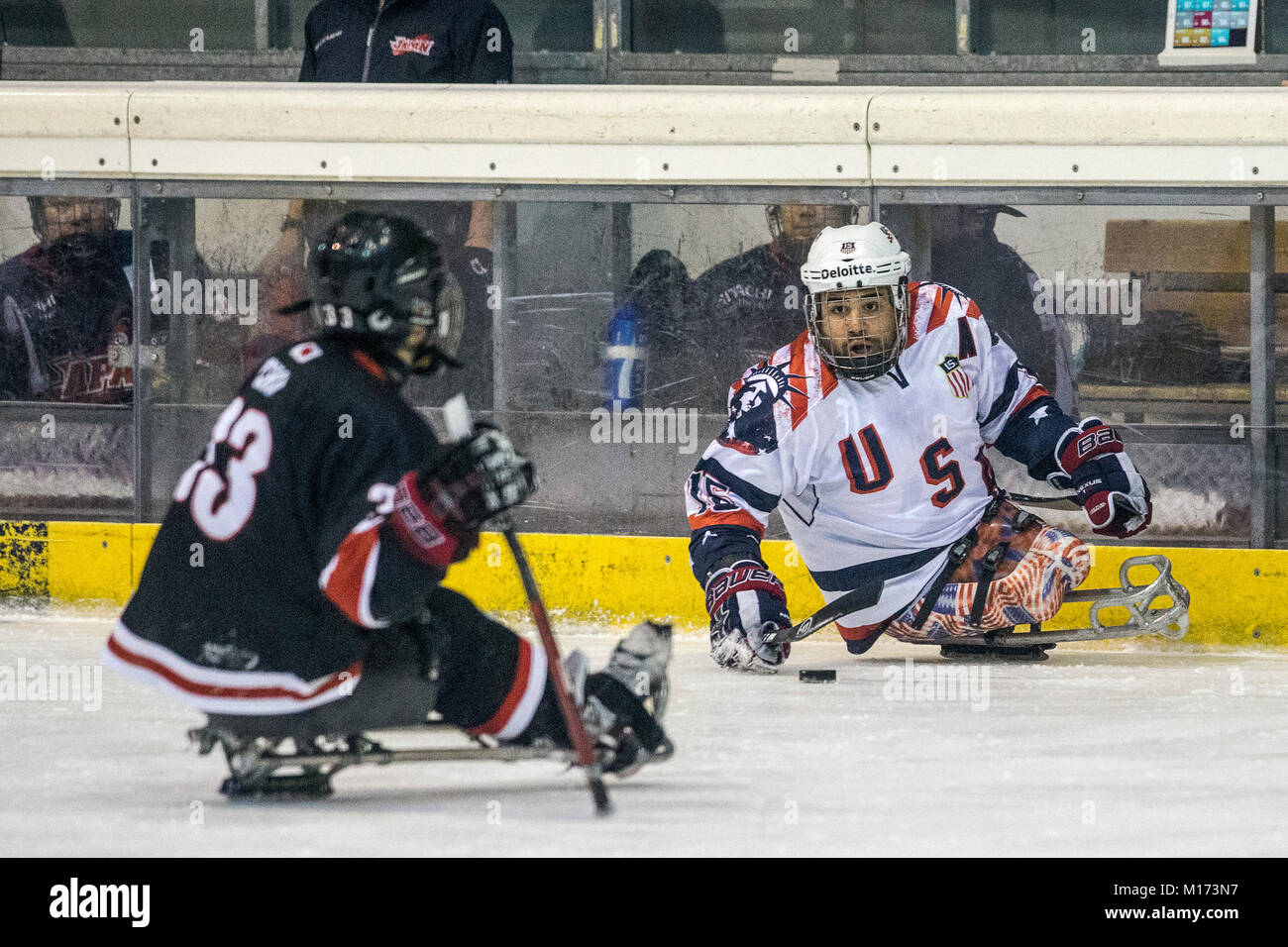 Januar 26, 2018 - Turin, Italy-January 26, 2018: Das internationale Turnier von Sledge Eishockey 2018 zwischen den USA gegen Japan im Palatazzoli in Turin, Italien in der Pic: Nikko Landeros (USA) und Hideaki Ishii (Japan) Credit: Stefano Guidi/ZUMA Draht/Alamy leben Nachrichten Stockfoto