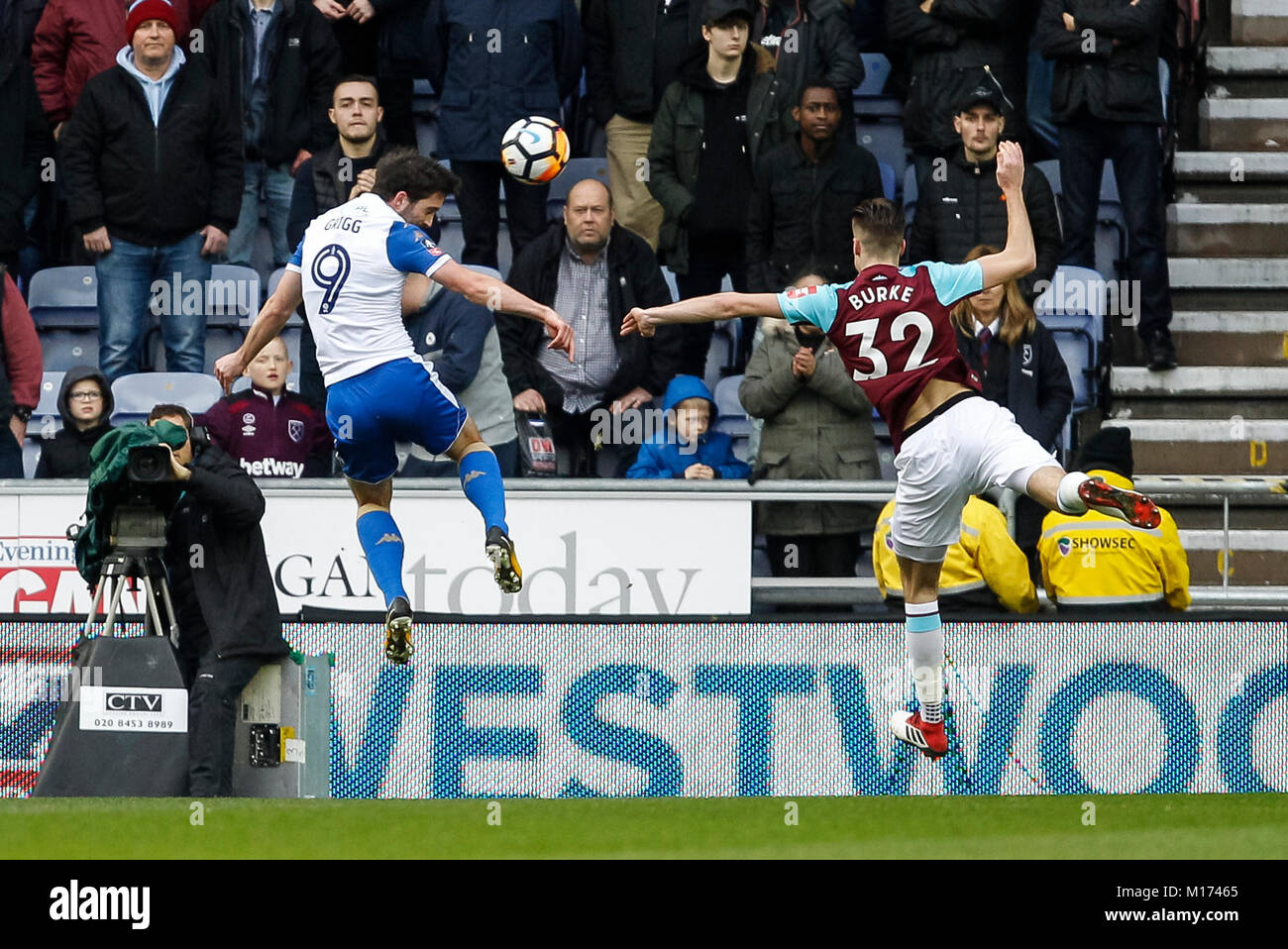 Wigan, England. 27. Januar, 2018. Wird Grigg von Wigan Athletic Kerben erste Ziel seiner Seite die 1-0 während der FA Cup in die vierte Runde zwischen Wigan Athletic und West Ham United auf DW Stadion am 27. Januar 2018 in Wigan, England. (Foto von Daniel Chesterton/phcimages.com) Credit: PHC Images/Alamy leben Nachrichten Stockfoto