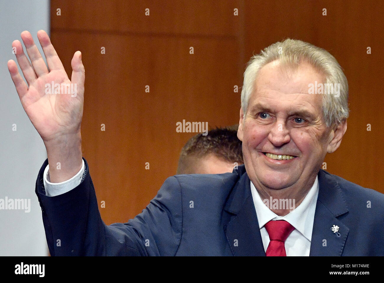 Die pro-russische etablierten Milos Zeman kommt mit seinen Anhängern den Sieg in der tschechischen Präsidentschaftswahl in Prag, Tschechische Republik, Samstag, 27 Januar, 2018. Der Tschechischen Republik pro-russische Präsident gewann eine zweite Amtszeit von fünf Jahren Samstag nach dem Sieg gegen ein politischer Neuling gesehen als mehr Western - in einer Stichwahl orientiert. Mit stimmzetteln von fast 99 Prozent der Wahllokale gezählt, das Tschechische Amt für Statistik sagte Präsident Milos Zeman 51,6 Prozent der Stimmen während des zweitägigen Stichwahl erhalten hatte. (CTK Photo/Michal Kamaryt) Quelle: CTK/Alamy leben Nachrichten Stockfoto