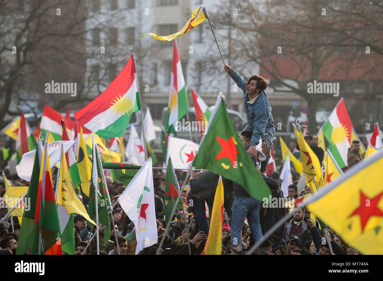 Die Teilnehmer an einer kurdischen Demonstration aus Protest gegen die türkische Militäroffensive im Norden Syriens in Köln, Deutschland, 27. Januar 2018. Foto: Marius Becker/dpa Stockfoto