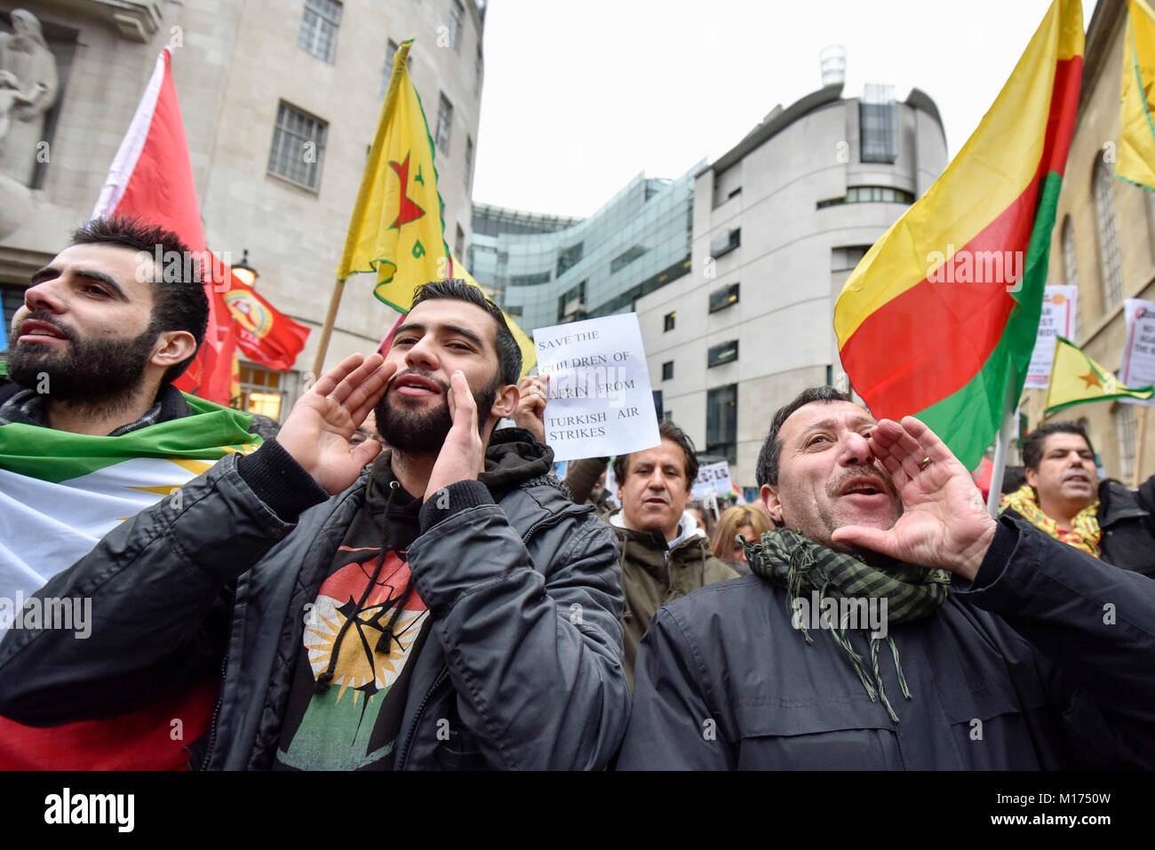 London, Großbritannien. 27. Januar 2018. Die demonstranten Gesang vor der BBC, wie Tausende von kurdischen Menschen außerhalb der BBC Hauptsitz in Portland Place sammeln Downing Street bis März gegen die militärische Invasion der Türkei auf die Stadt Afrin im Norden Syriens, eine überwiegend kurdische Stadt zu protestieren. Die Demonstranten forderten die britische Öffentlichkeit Solidarität mit dem Volk von afrin und für das Vereinigte Königreich zu verlangen, dass die Türkei zurück, seine Truppen ziehen zu zeigen. Credit: Stephen Chung/Alamy leben Nachrichten Stockfoto