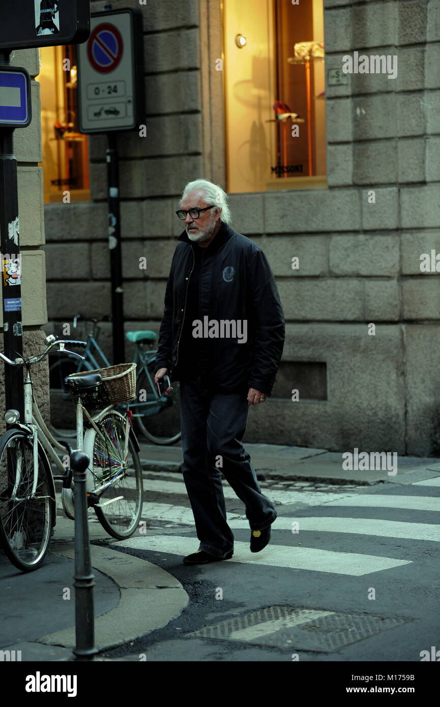 Mailand, Flavio Briatore Shopping für Singles im Zentrum Flavio Briatore in der Mitte und nach einem Stopp durch "COVA", mit denen er ist Partner in einem Zimmer in Montecarlo geöffnet ankommt, geht er in die Boutique von 'DORIANI", einige Einkäufe zu erledigen. Einige pullover Versuchen und ein paar von ihnen kaufen, dann grüßen Sie ihren Freund Gisberto Carlo Sassi, und ich bin auf dem Weg zu seinem Auto, das in der Zwischenzeit war sogar mit seinem Fahrer an Bord zu einer Geldstrafe verurteilt werden. Bevor man in das Auto, einige Mädchen erkennen ihn und bitten ihn, einige Fotos, die er freundlicherweise Zuschüsse zu nehmen, dann ein Gruß an die Fotografen und ist Stockfoto