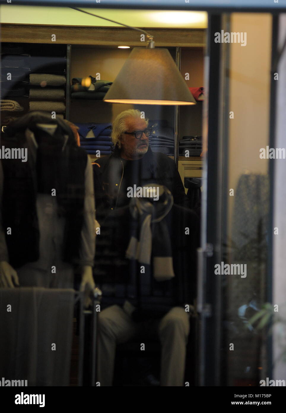 Mailand, Flavio Briatore Shopping für Singles im Zentrum Flavio Briatore in der Mitte und nach einem Stopp durch "COVA", mit denen er ist Partner in einem Zimmer in Montecarlo geöffnet ankommt, geht er in die Boutique von 'DORIANI", einige Einkäufe zu erledigen. Einige pullover Versuchen und ein paar von ihnen kaufen, dann grüßen Sie ihren Freund Gisberto Carlo Sassi, und ich bin auf dem Weg zu seinem Auto, das in der Zwischenzeit war sogar mit seinem Fahrer an Bord zu einer Geldstrafe verurteilt werden. Bevor man in das Auto, einige Mädchen erkennen ihn und bitten ihn, einige Fotos, die er freundlicherweise Zuschüsse zu nehmen, dann ein Gruß an die Fotografen und ist Stockfoto