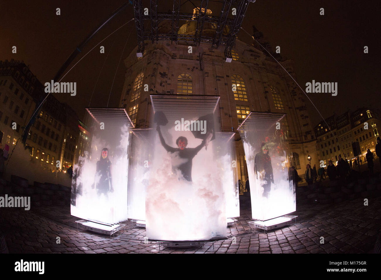 Dresden, Deutschland. 27 Jan, 2018. Die Kunst der Installation "Kami" des Berliner Künstlers Sven Sauer kann vor der Frauenkirche in Dresden, Deutschland, 27. Januar 2018 gesehen werden. Der gehaltene Konstrukt von einem Kran und bedeckt mit sehen - durch Folio wird mit Nebel zwischen 18 und 22 Uhr. bis 28. Januar gefüllt werden, mit begleitenden Klangeffekte. Credit: Sebastian Kahnert/dpa-Zentralbild/dpa/Alamy leben Nachrichten Stockfoto