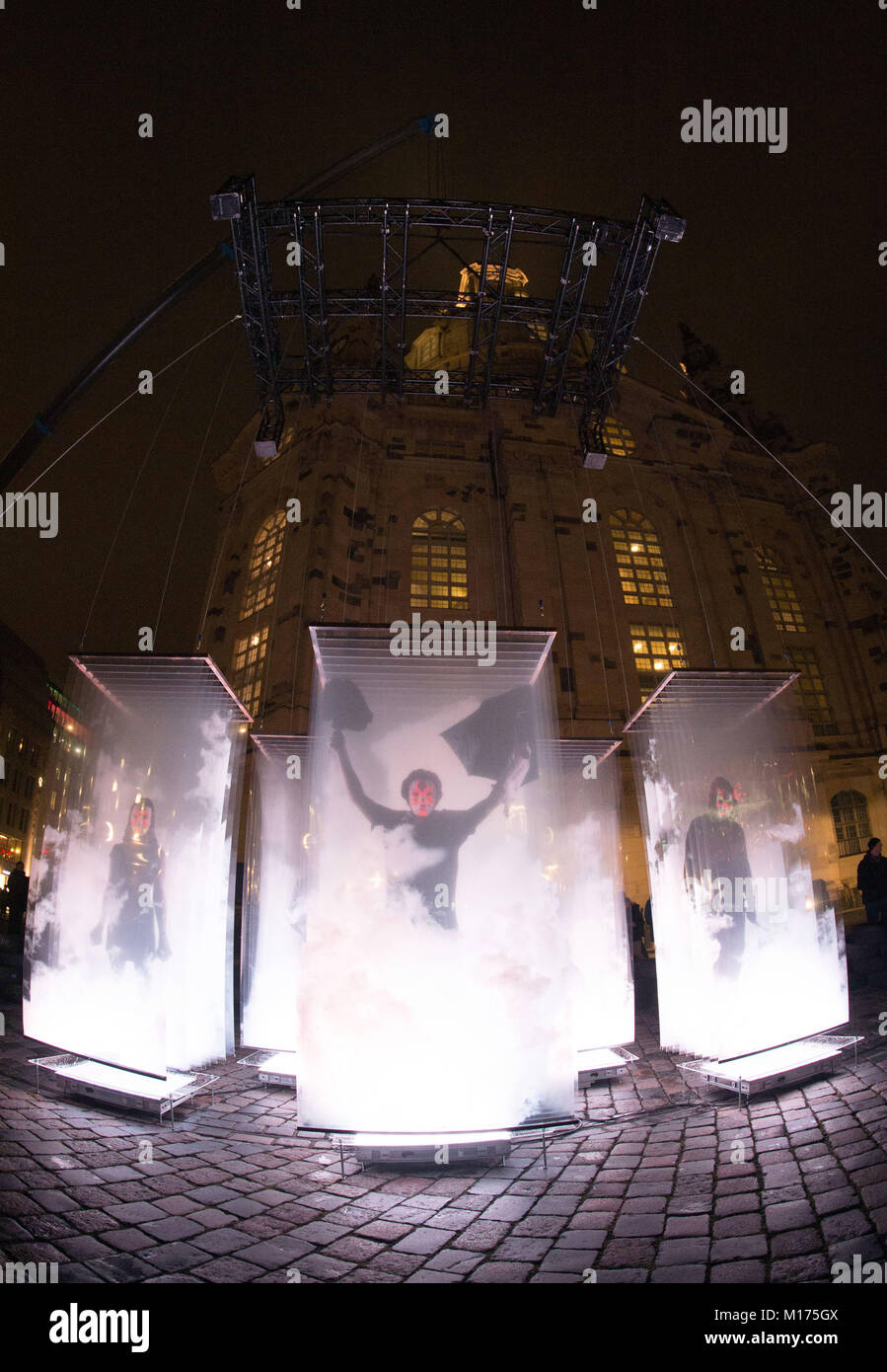 Dresden, Deutschland. 27 Jan, 2018. Die Kunst der Installation "Kami" des Berliner Künstlers Sven Sauer kann vor der Frauenkirche in Dresden, Deutschland, 27. Januar 2018 gesehen werden. Der gehaltene Konstrukt von einem Kran und bedeckt mit sehen - durch Folio wird mit Nebel zwischen 18 und 22 Uhr. bis 28. Januar gefüllt werden, mit begleitenden Klangeffekte. Credit: Sebastian Kahnert/dpa-Zentralbild/dpa/Alamy leben Nachrichten Stockfoto