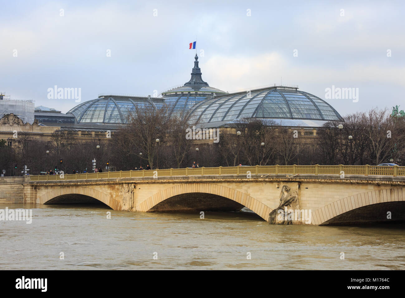 Paris, Frankreich, 27. Jan 2018. Überschwemmungen in Paris, den Fluss im Grand Palais mit der Pont des Invalides. Der Fluss Seine wurde erwartet, seinen Höhepunkt zwischen Samstag Nachmittag und frühen Sonntag Morgen zu erreichen. Während der überschwemmung Agentur zurückgefahren Vorhersagen, dass Überschwemmungen nach oben würden jene von 2016, waren die Prognose noch bis zu 6 Meter (19,7 Fuß) erreichen, verursacht schwerwiegende Probleme für diejenigen, die in der Nähe der Ufer des Flusses leben. Credit: Imageplotter Nachrichten und Sport/Alamy leben Nachrichten Stockfoto