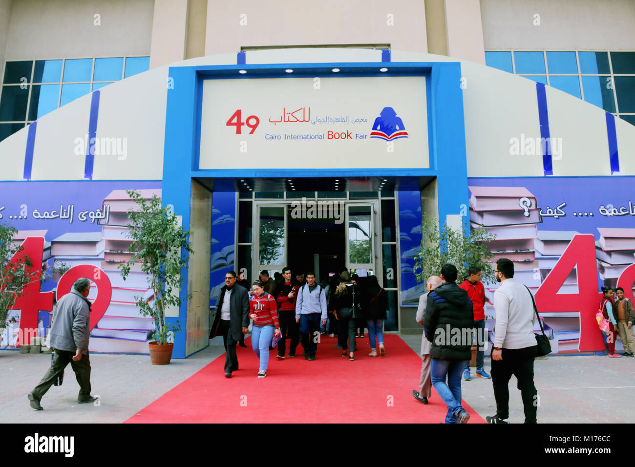 (180127) - Kairo, Jan. 27, 2018 (Xinhua) -- Menschen nehmen an Internationalen Buchmesse in Kairo in Kairo, Ägypten, Jan. 27, 2018. Die 49. Runde der Internationalen Buchmesse in Kairo (Cibf) wurde offiziell für Besucher am Samstag eröffnet, mit Algerien als der Gast der Ehre in diesem Jahr. (Xinhua / Ahmed Gomaa) Stockfoto