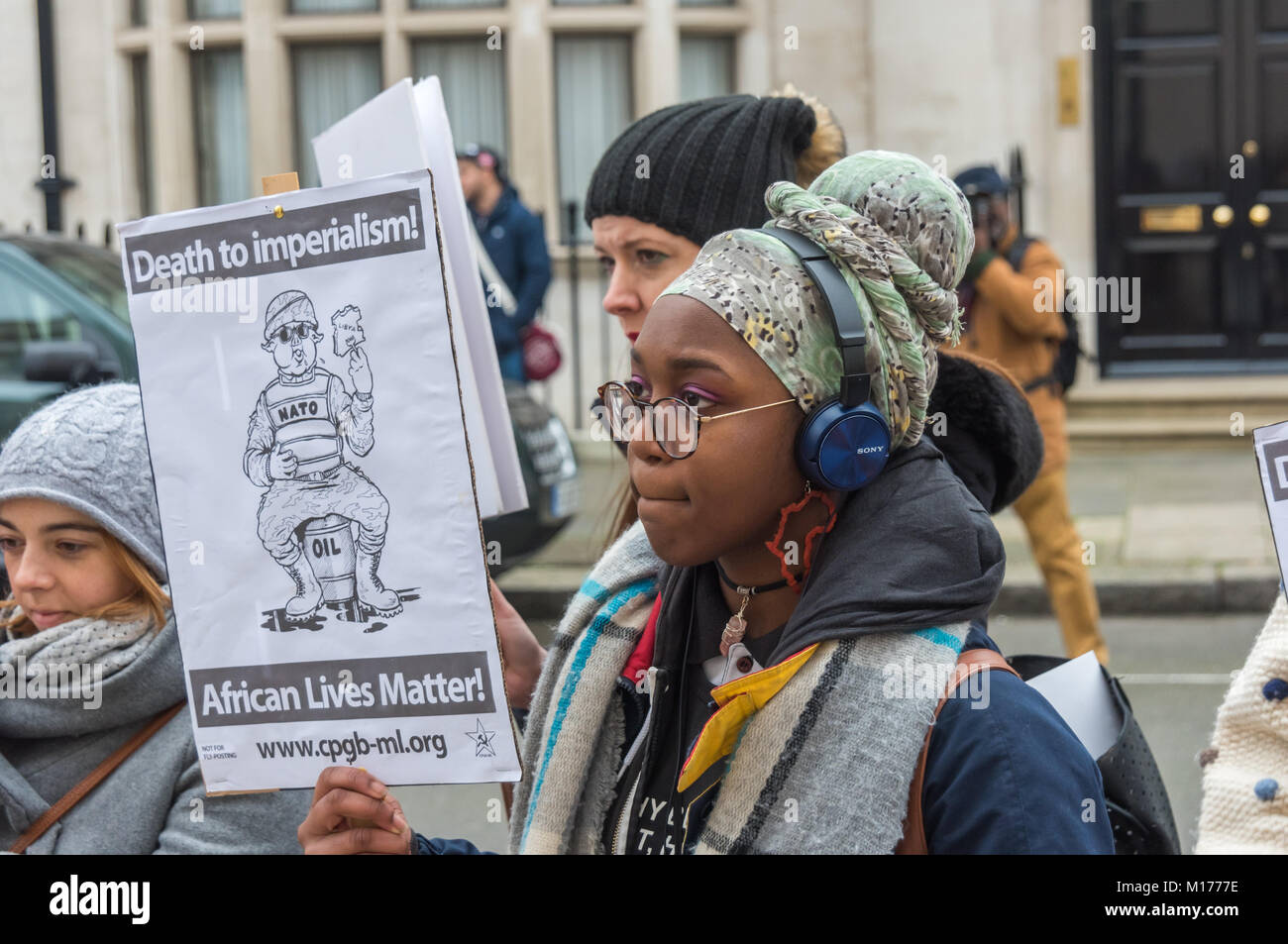 London, Großbritannien. 27. Januar 2018. Afrikanische Leben und die Internationale Kampagne zum Boykott der VAE Protest gegen die VAE Botschaft in London gegen die Finanzierung durch die Vereinigten Arabischen Emirate von bewaffneten Gruppen in Libyen, einzusperren, zu foltern und afrikanische Migranten töten und sie als Sklaven zu verkaufen. Sie forderte außerdem ein Ende des Menschenhandels der afrikanischen Migranten und zum Dubai und für die Hilfe für die Opfer der Sklaverei in Dubai gegeben werden, um ihre Familien in Afrika zurückzukehren. Peter Marshall / alamy Leben Nachrichten Stockfoto