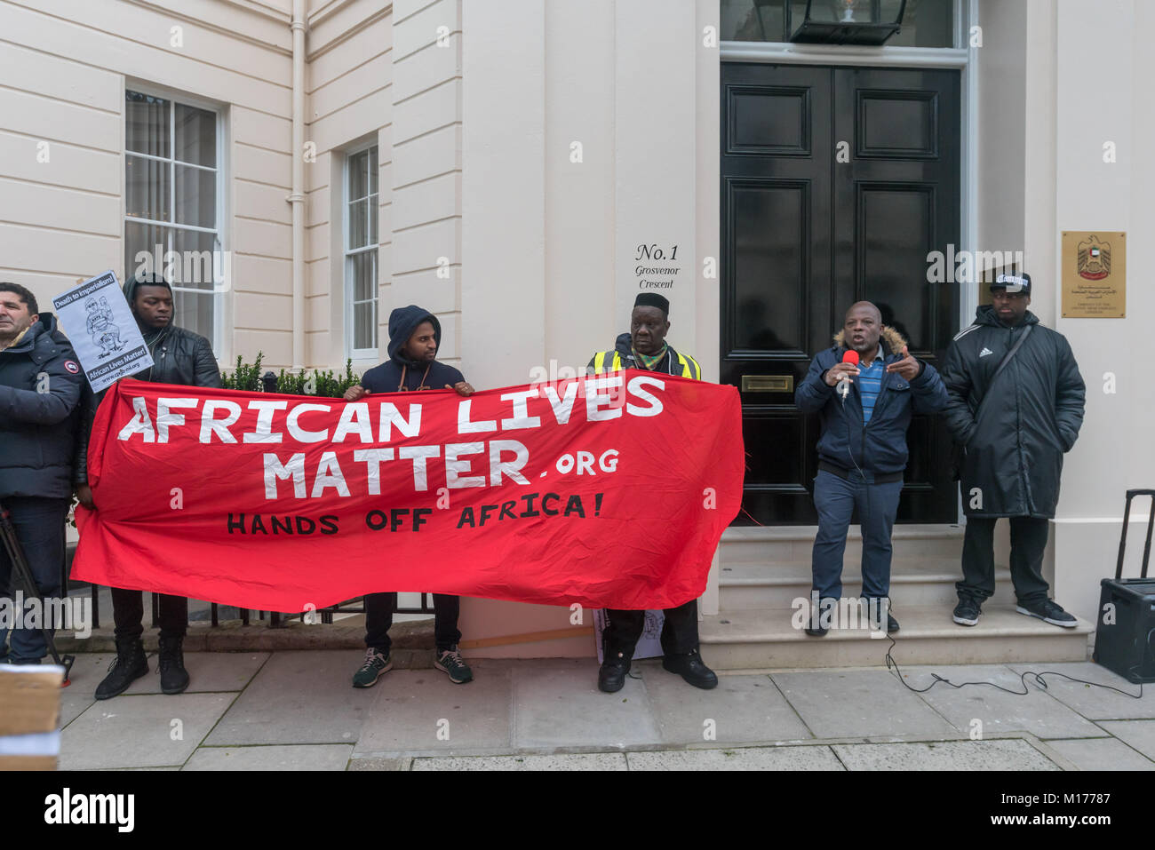 London, Großbritannien. 27. Januar 2018. Afrikanische Leben und die Internationale Kampagne zum Boykott der VAE Protest gegen die VAE Botschaft in London gegen die Finanzierung durch die Vereinigten Arabischen Emirate von bewaffneten Gruppen in Libyen, einzusperren, zu foltern und afrikanische Migranten töten und sie als Sklaven zu verkaufen. Sie forderte außerdem ein Ende des Menschenhandels der afrikanischen Migranten und zum Dubai und für die Hilfe für die Opfer der Sklaverei in Dubai gegeben werden, um ihre Familien in Afrika zurückzukehren. Peter Marshall / alamy Leben Nachrichten Stockfoto