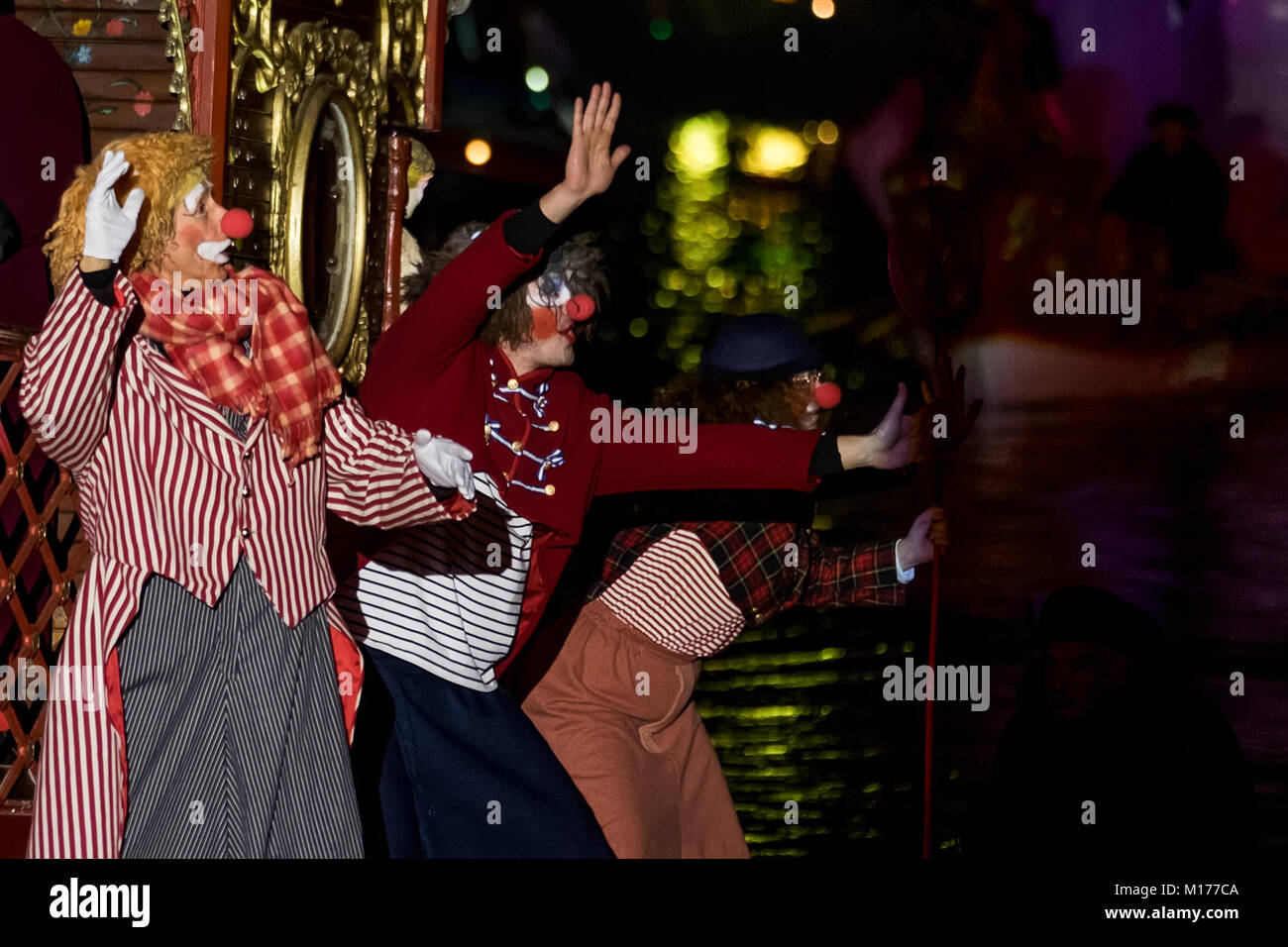 Venedig, Italien - Januar 27: Darsteller segeln Sie entlang der Canaregio Kanal während der Eröffnung der 2018 Karneval in Venedig am 27. Januar 2018 in Venedig, Italien. Das Thema, das für die Ausgabe 2018 der Karneval in Venedig ist "Spielen" und wird vom 27. Januar bis 13. Februar. Stockfoto