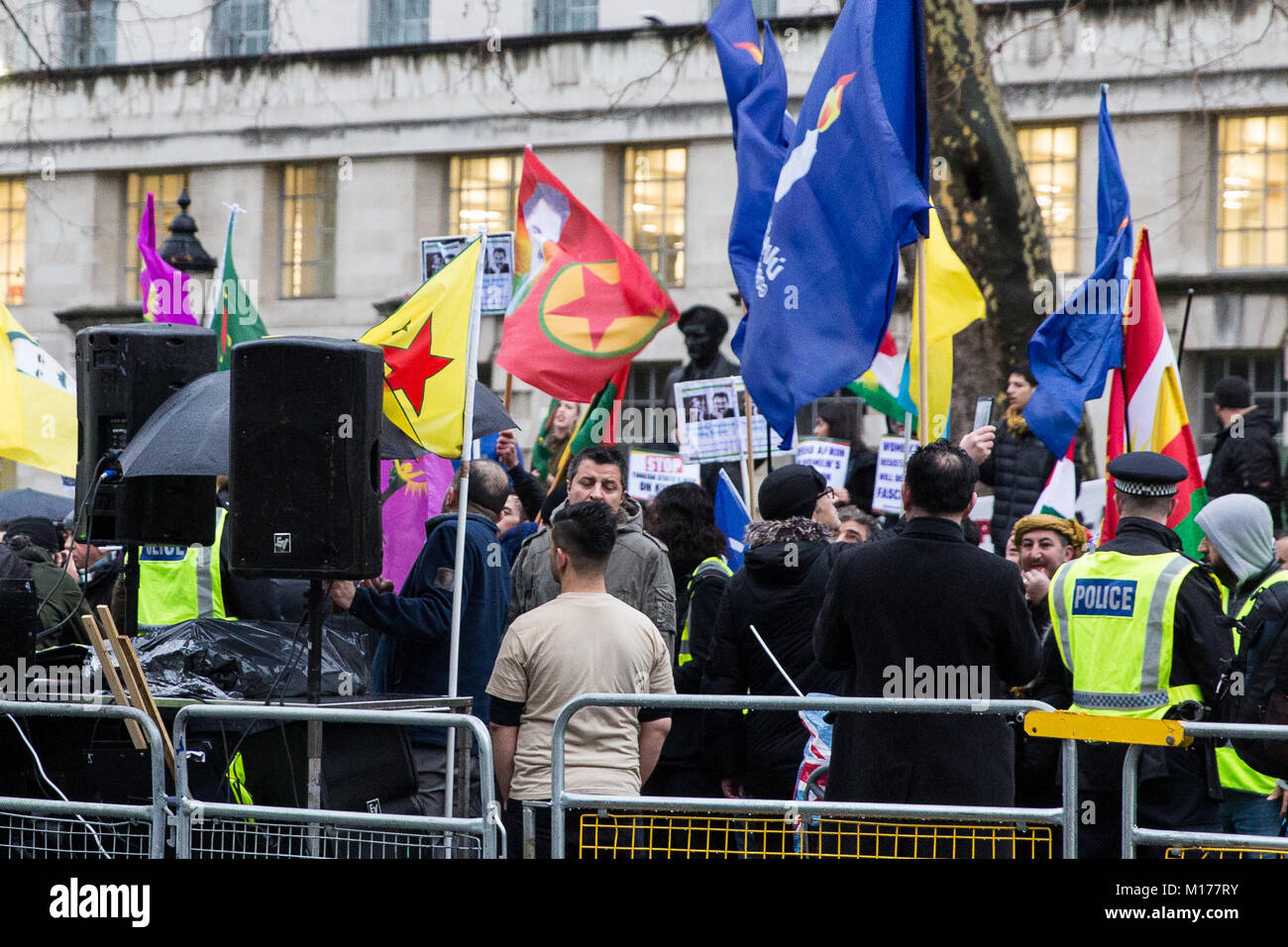 London, Großbritannien. 27. Januar, 2018. Mitglieder der kurdischen Gemeinschaft und Aktivisten aus den Gruppen einschließlich Stoppt den Krieg Koalition Protest gegenüber der Downing Street gegen die militärische Offensive der Türkei in und um KURDISCHE-gesteuerte Afrin in Syrien, die Opfer unter der Zivilbevölkerung geführt hat, und gegen eine Erklärung der britische Außenminister Boris Johnson zur Unterstützung der Türkei. Der Flagge der PKK, unter dem Terrorismus Act 2000 verboten wurde, erscheint in der Mitte. Credit: Mark Kerrison/Alamy leben Nachrichten Stockfoto