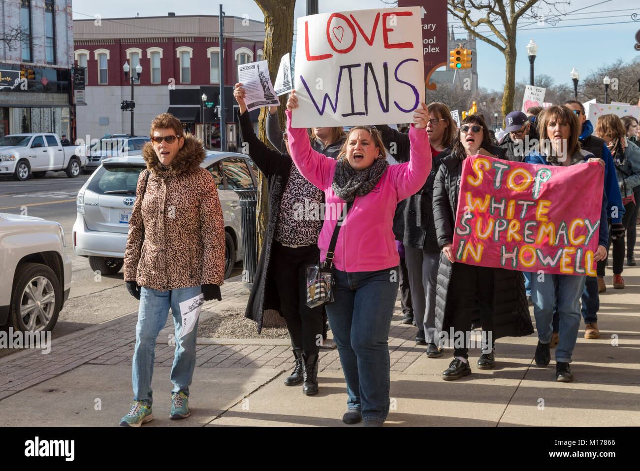Howell, Michigan, USA - 27. Januar 2018 - Bewohner organisierte eine 'March gegen Angst 'weißen nationalistischen Literatur vor kurzem in Ihrer Gemeinschaft verteilt zu protestieren. Die Stadt, die zu 95% weiß, hatte lange den Ruf der Tolerierung der Ku Klux Klan und anderen Gruppen. Quelle: Jim West/Alamy leben Nachrichten Stockfoto